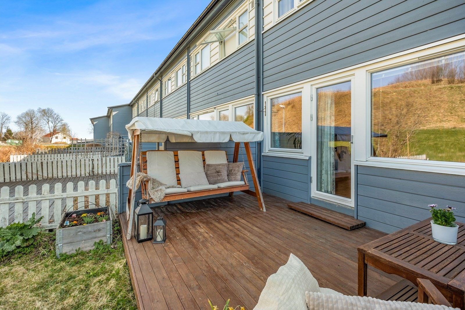 Terrassen måler ca. 15 m² og har levegger mot naboene. Galleribilde