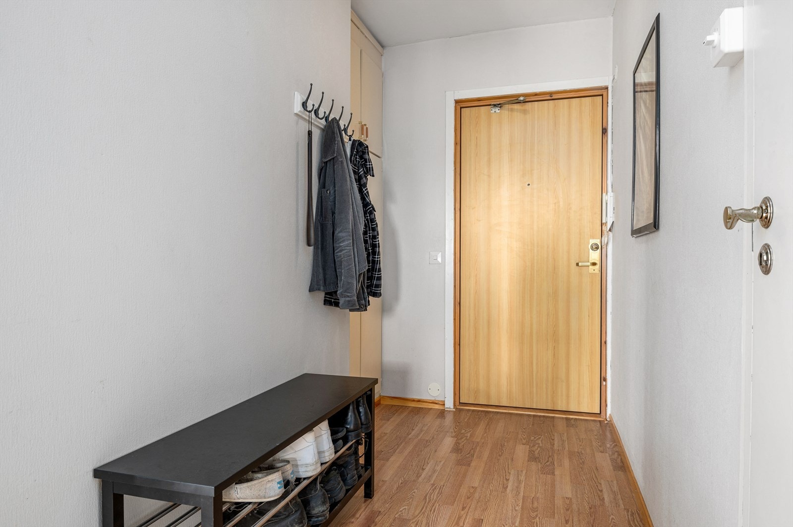 Gangen er på 6 m² og har gode løsninger for oppbevaring. Leiligheten disponerer i tillegg 3 boder. Galleribilde