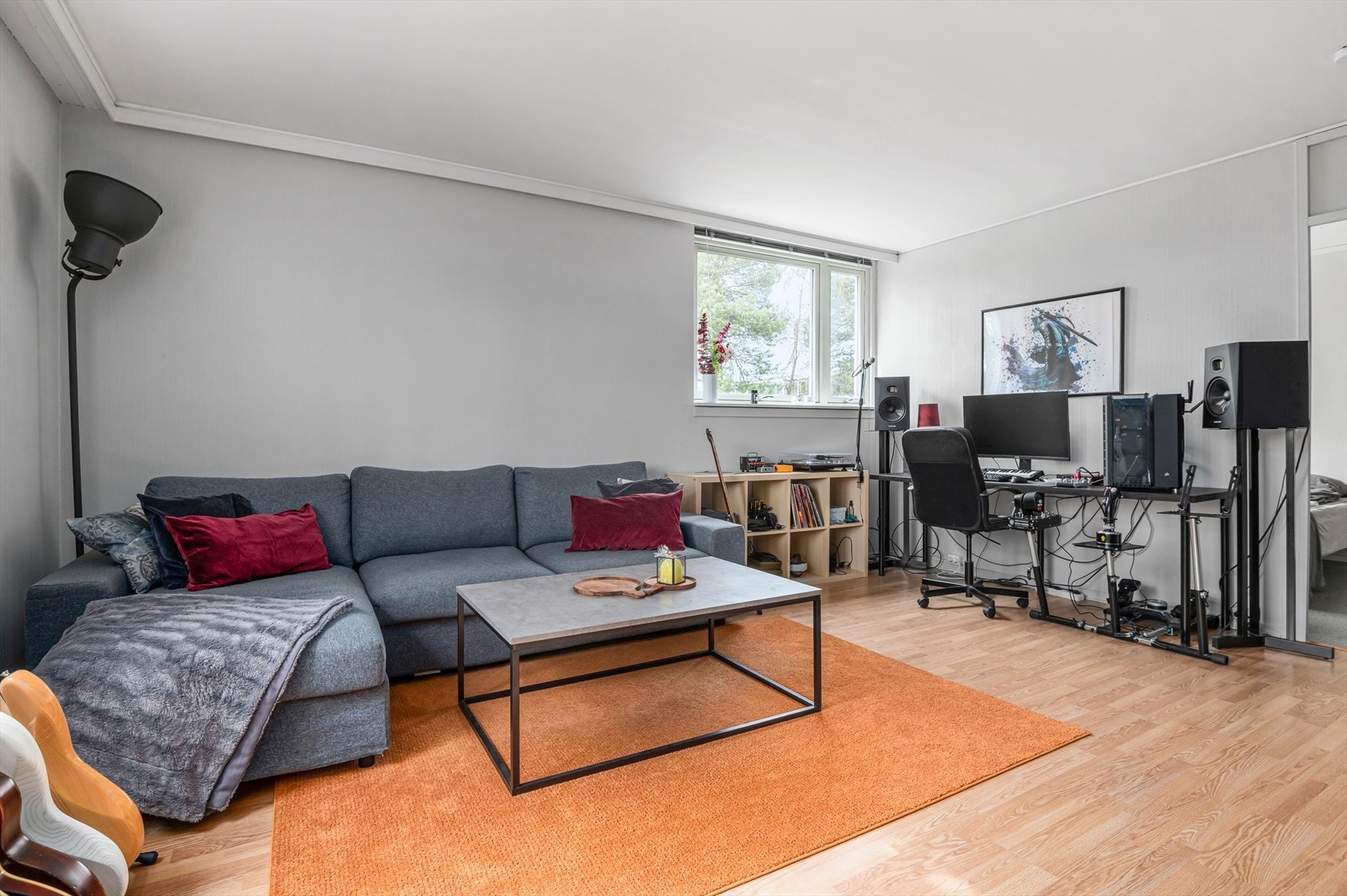 Leiligheten byr på flere kvaliteter som blant annet en romslig stue på 21,5 m². Galleribilde