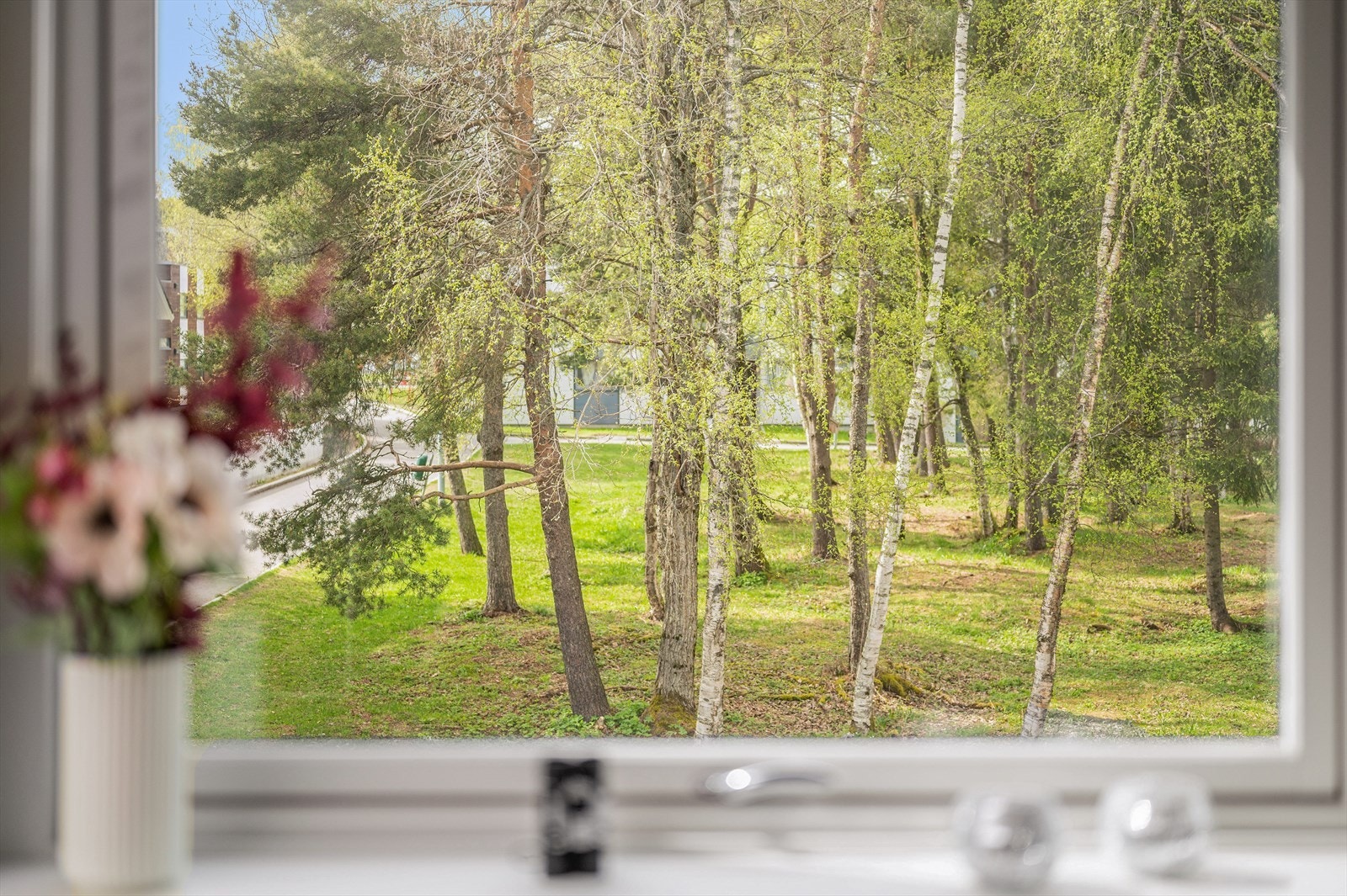 Fra stua er det utgang til leilighetens innglasset veranda. Galleribilde