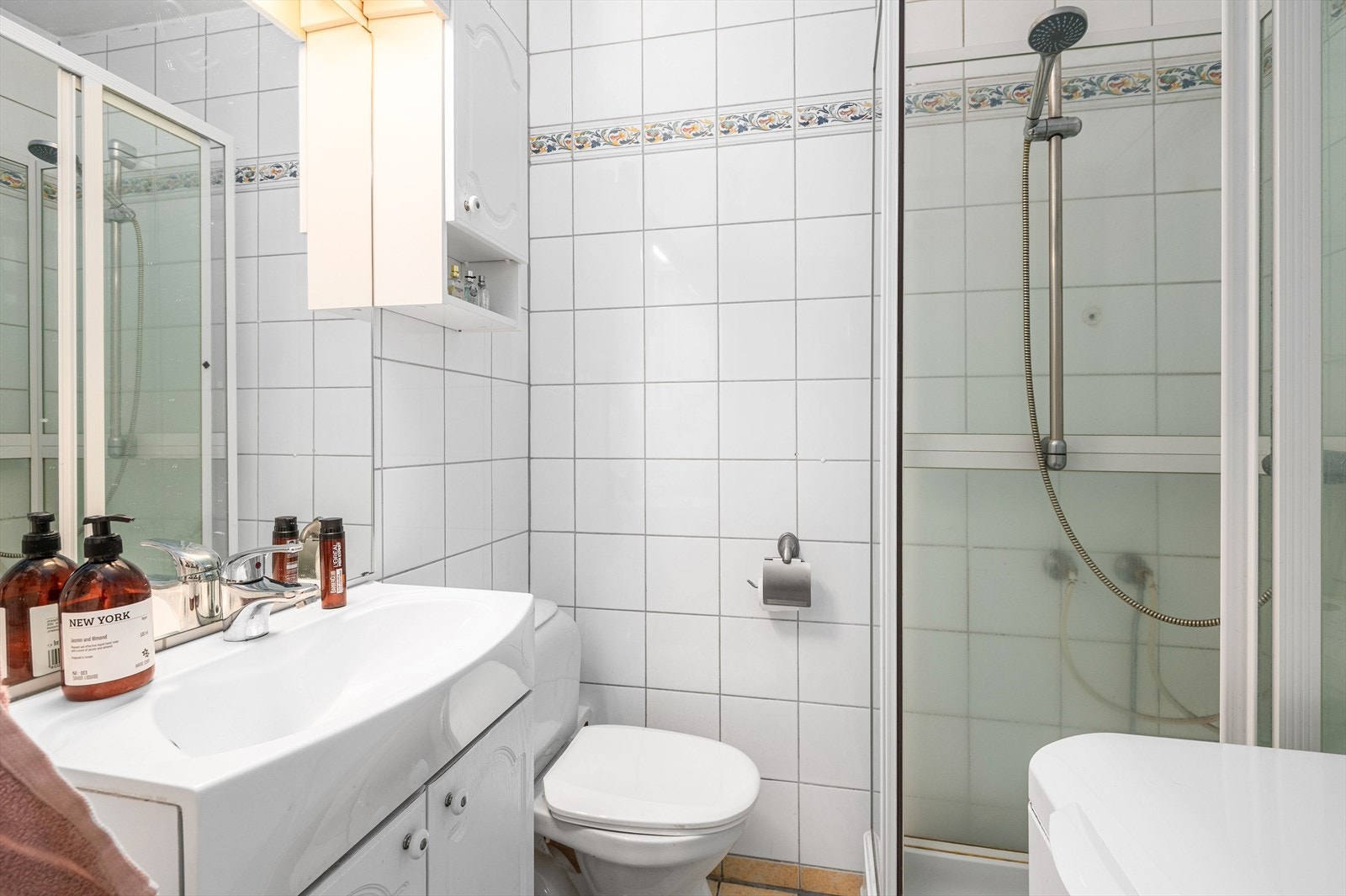 Baderommet er målt opp til 2,5m², og er flisbelagt fra topp til tå med gulvvarme. Galleribilde