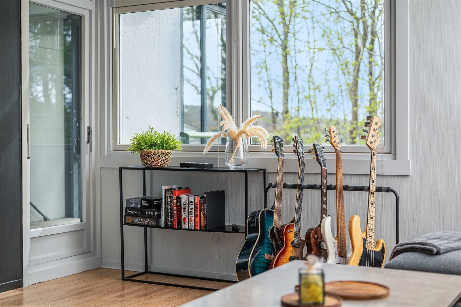 Leiligheten oppvarmes via elektrisitet. Det er mye inkludert i månedlige felleskostnader, som blant annet kabel-tv, internett, kommunale avgifter og betjening av andel fellesgjeld mm. Galleribilde