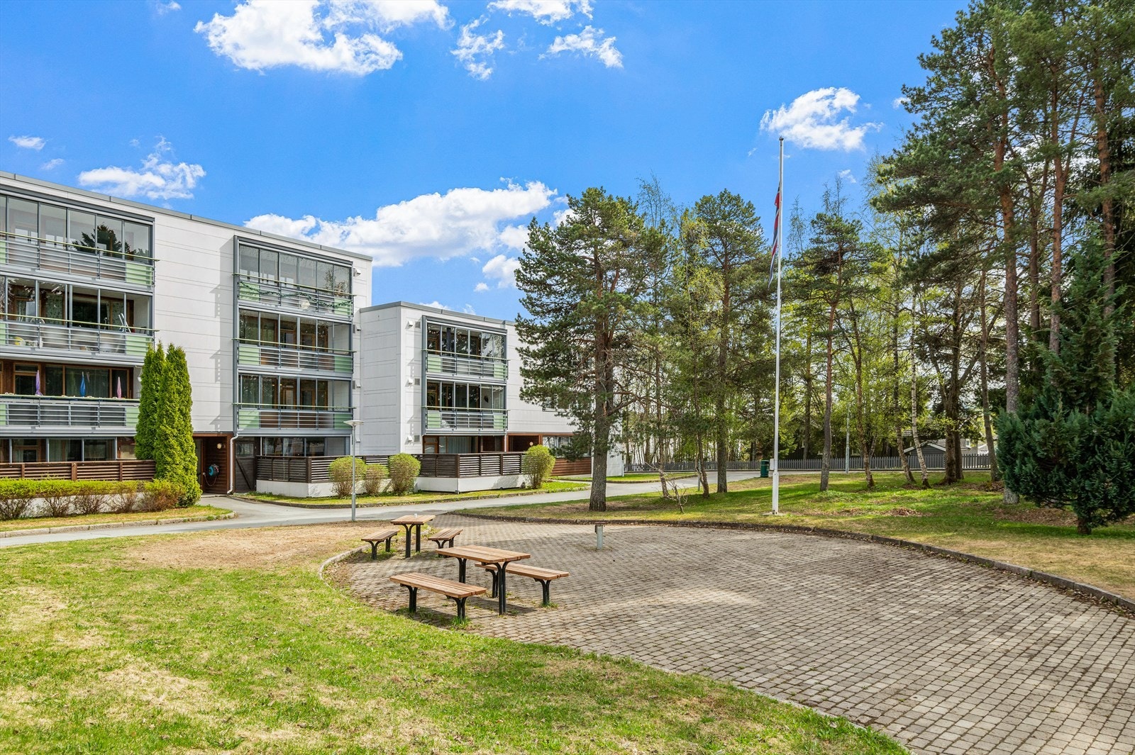 Borettslaget har flotte opparbeidede utearealer som kan benyttes av beboerne. Galleribilde