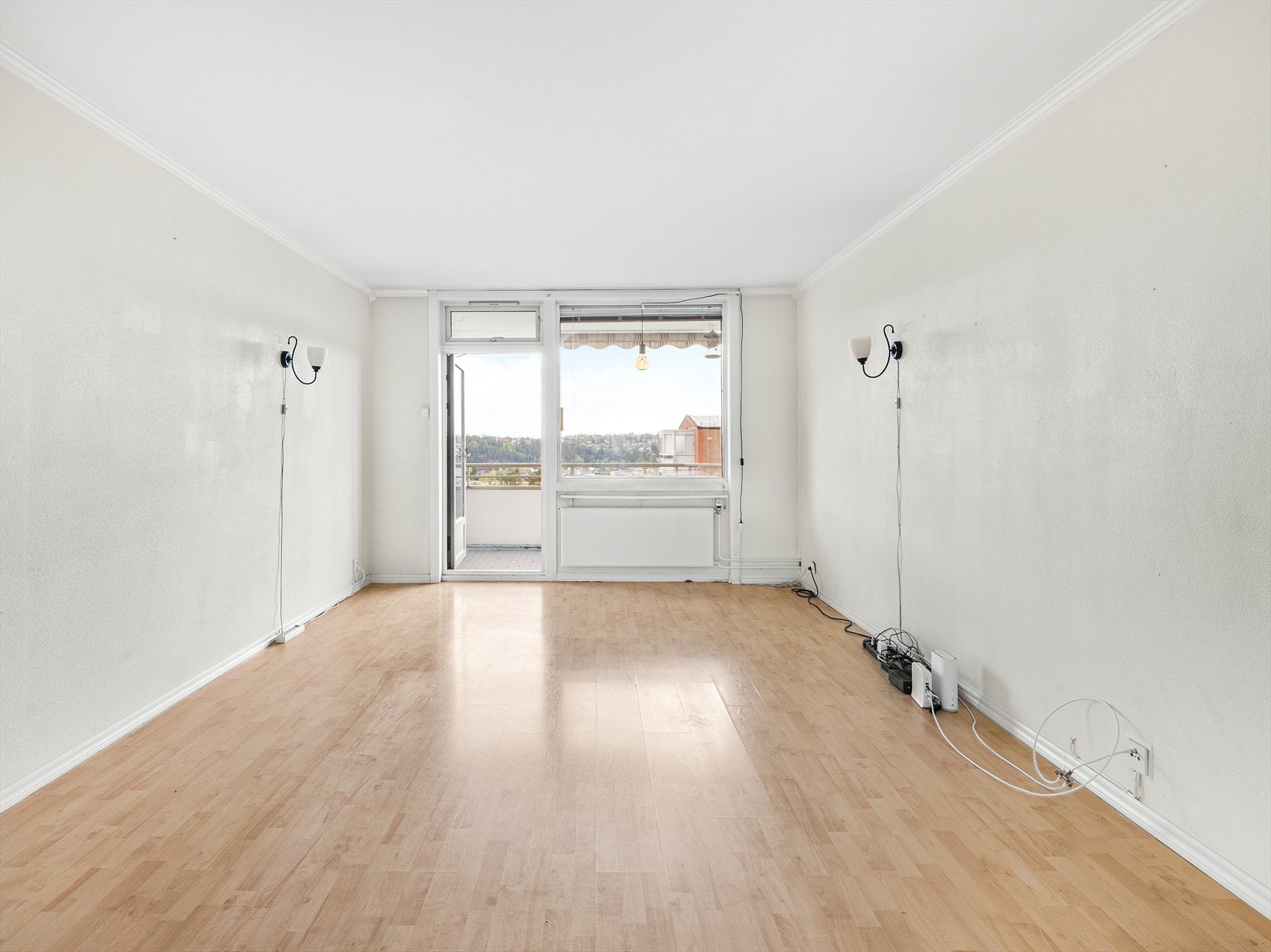 Lys og romslig stue med laminat på gulv, malte strier på vegger og malt tak. Her er det god plass for både sofagruppe samt spisemøblement. Galleribilde