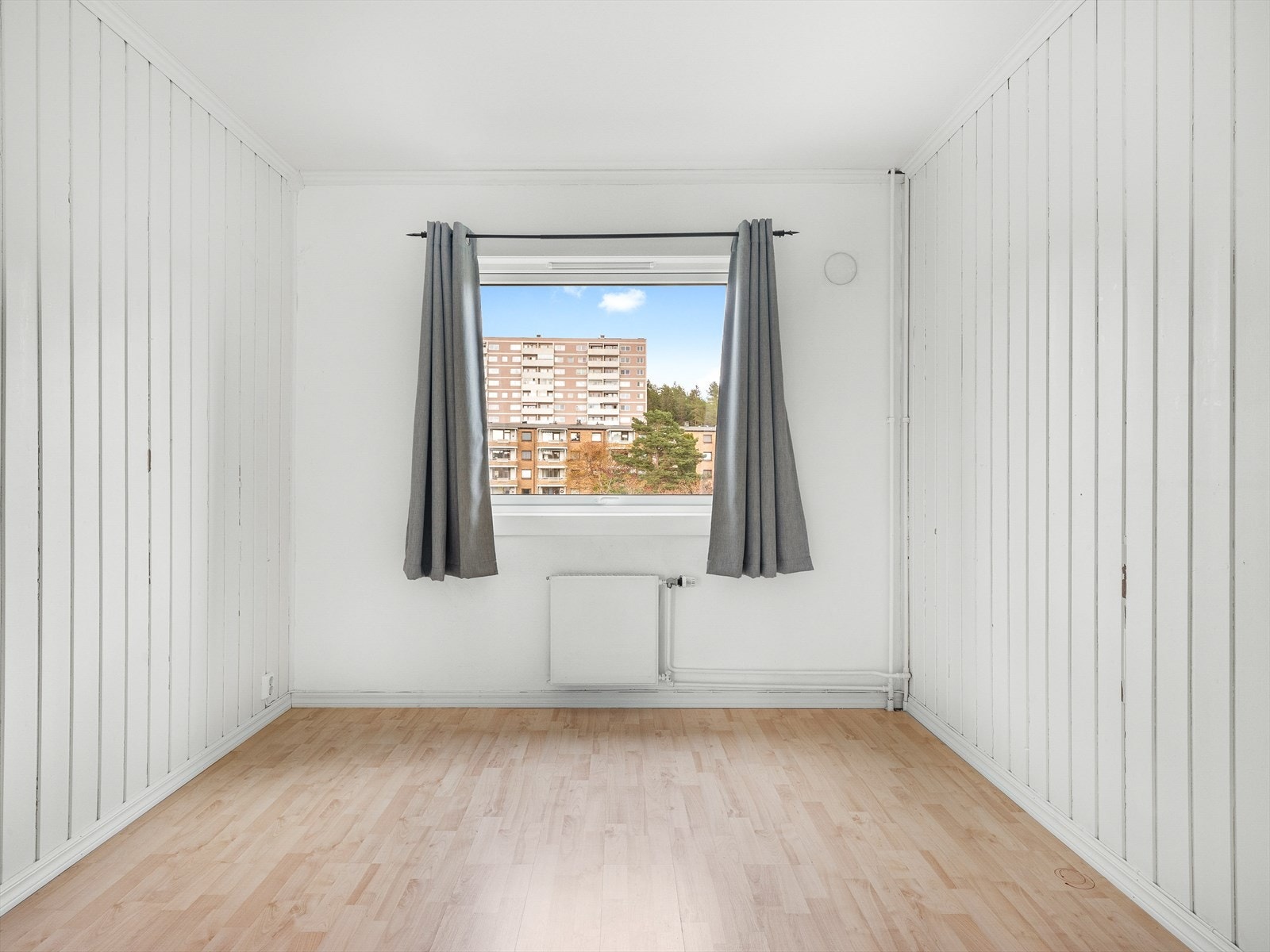 Soverom 1 med laminat på gulv, malt panel og malte strier på vegger samt malt tak. Det er montert originalt plassbygd garderobeskap. Galleribilde
