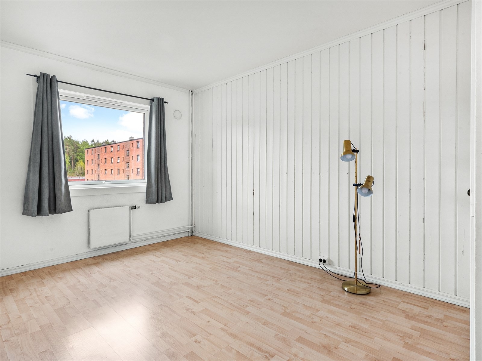 Soverom 1 med laminat på gulv, malt panel og malte strier på vegger samt malt tak. Det er montert originalt plassbygd garderobeskap. Galleribilde