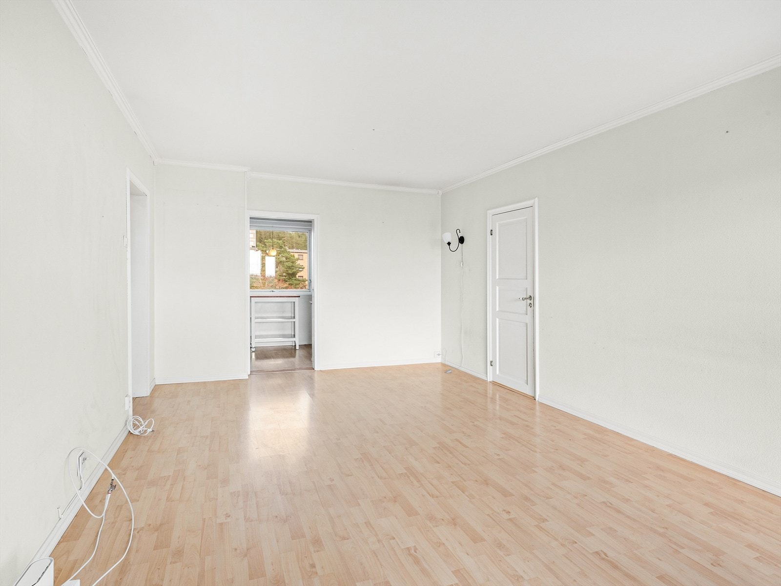 Lys og romslig stue med laminat på gulv, malte strier på vegger og malt tak. Her er det god plass for både sofagruppe samt spisemøblement. Galleribilde