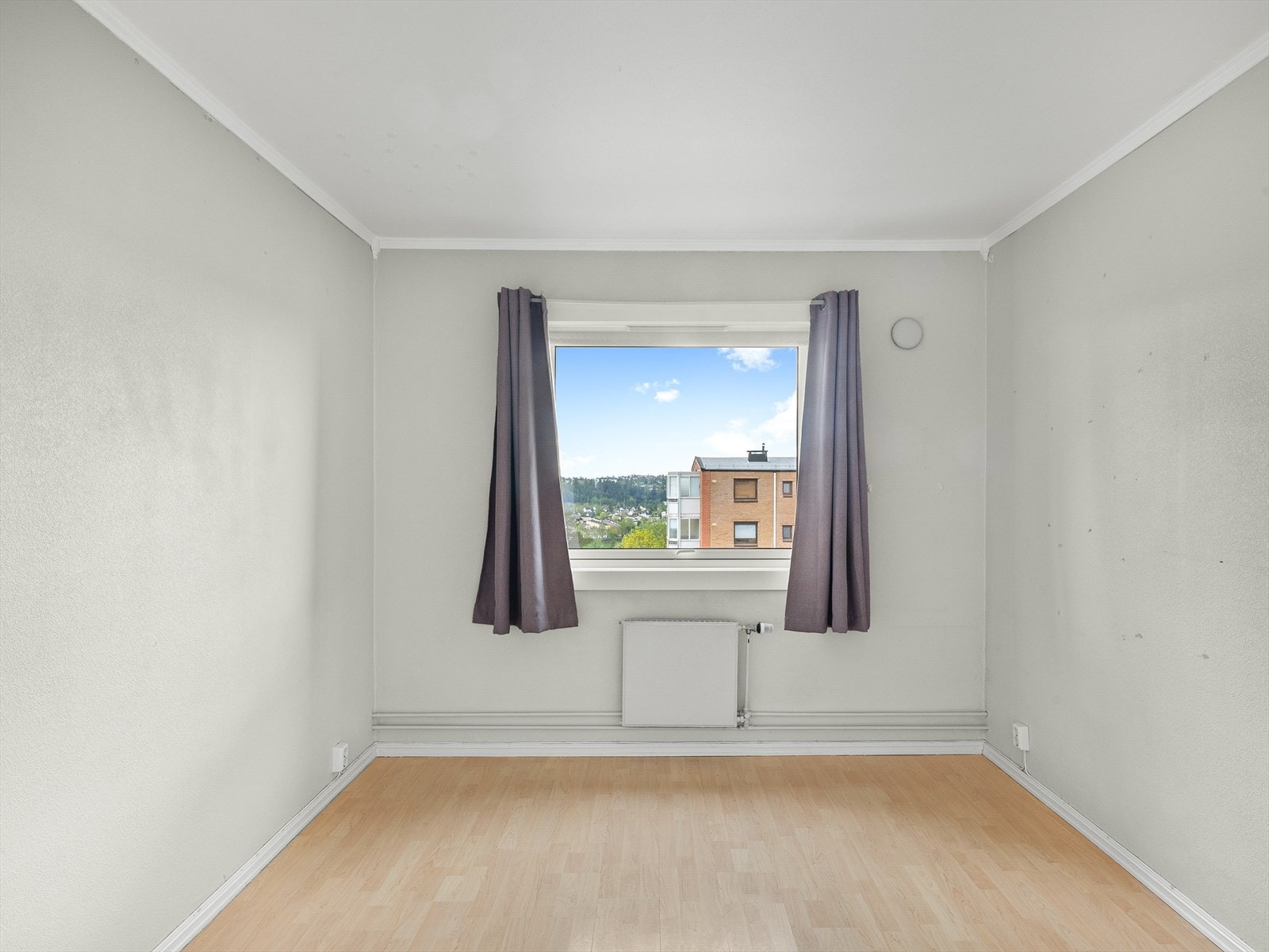Soverom 2 med laminat på gulv, malte strier på vegger og malt tak. Det er montert originalt plassbygd garderobeskap. Galleribilde
