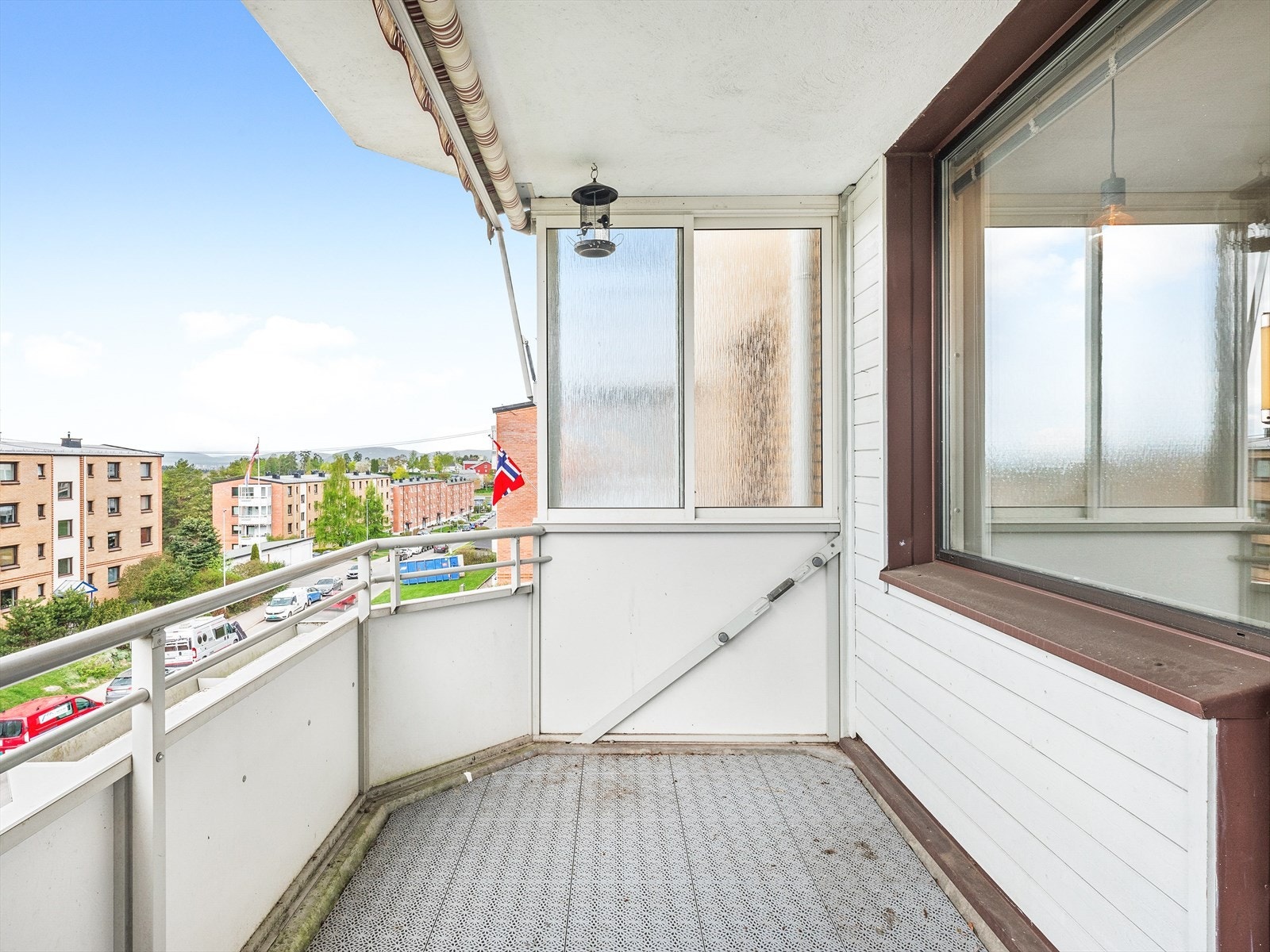 Fra stuen er det utgang til en meget hyggelig vestvendt balkong på 7 kvm med PVC tremmegulv, markise, belysning og strømuttak. Luftig utsyn og gode solforhold. Galleribilde