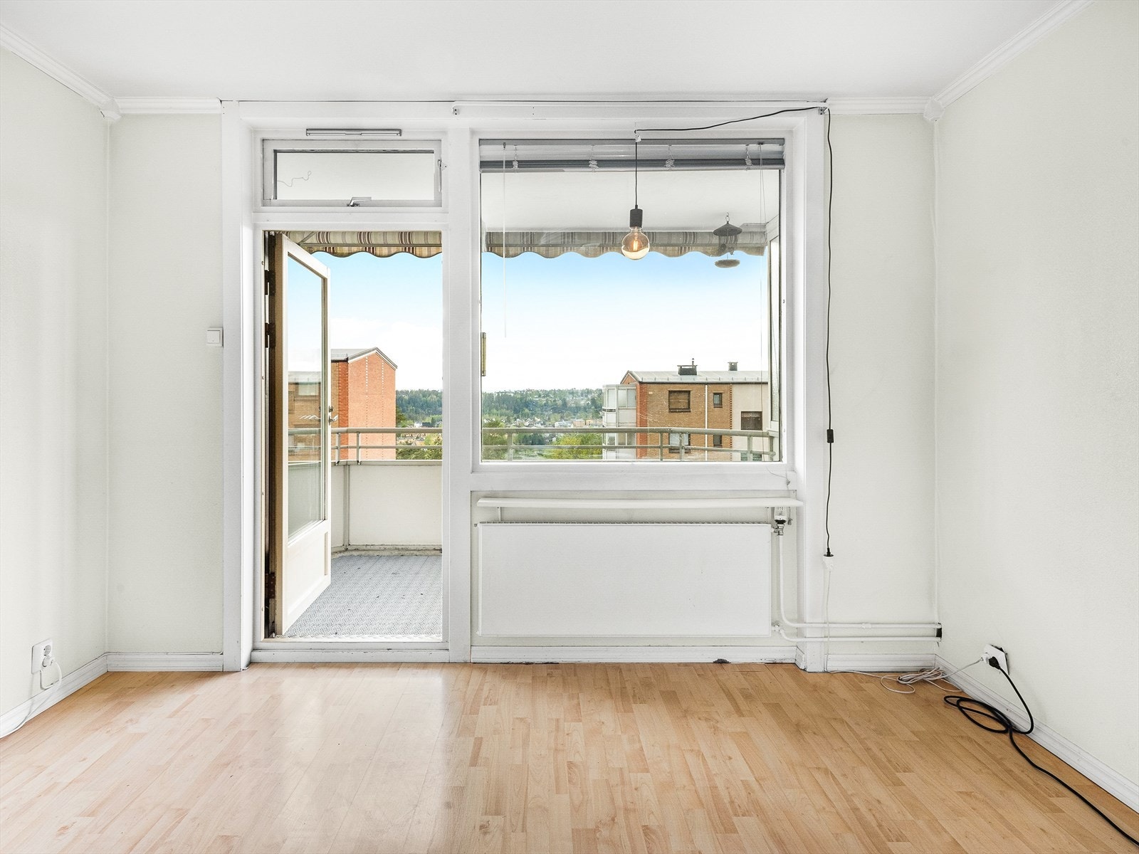 Lys og romslig stue med laminat på gulv, malte strier på vegger og malt tak. Her er det god plass for både sofagruppe samt spisemøblement. Galleribilde