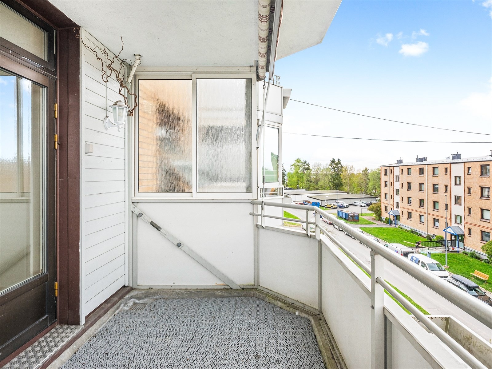 Fra stuen er det utgang til en meget hyggelig vestvendt balkong på 7 kvm med PVC tremmegulv, markise, belysning og strømuttak. Luftig utsyn og gode solforhold. Galleribilde