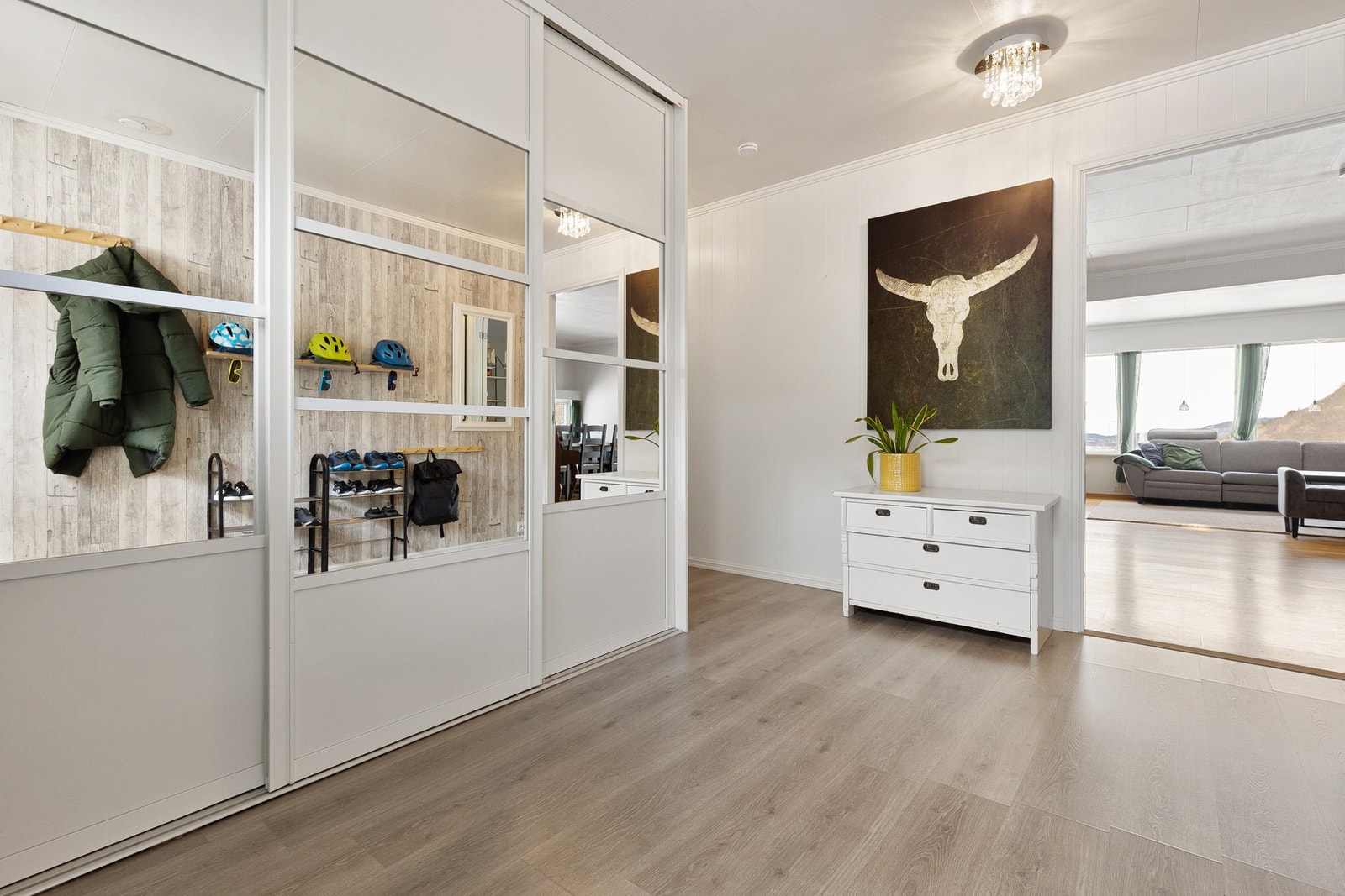 Velkommen inn - lys og innbydende entré med skyvedørsgarderobe. Galleribilde