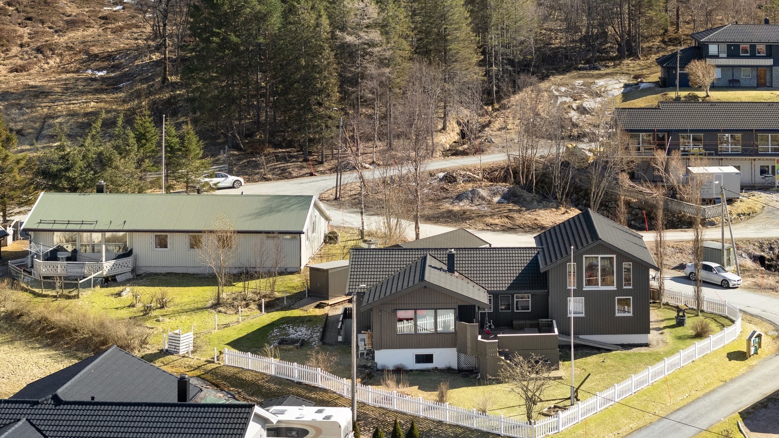 Romslig tomt med pent opparbeidede uteområder. Her nyter man også flott utsikt og gode solforhold! Galleribilde