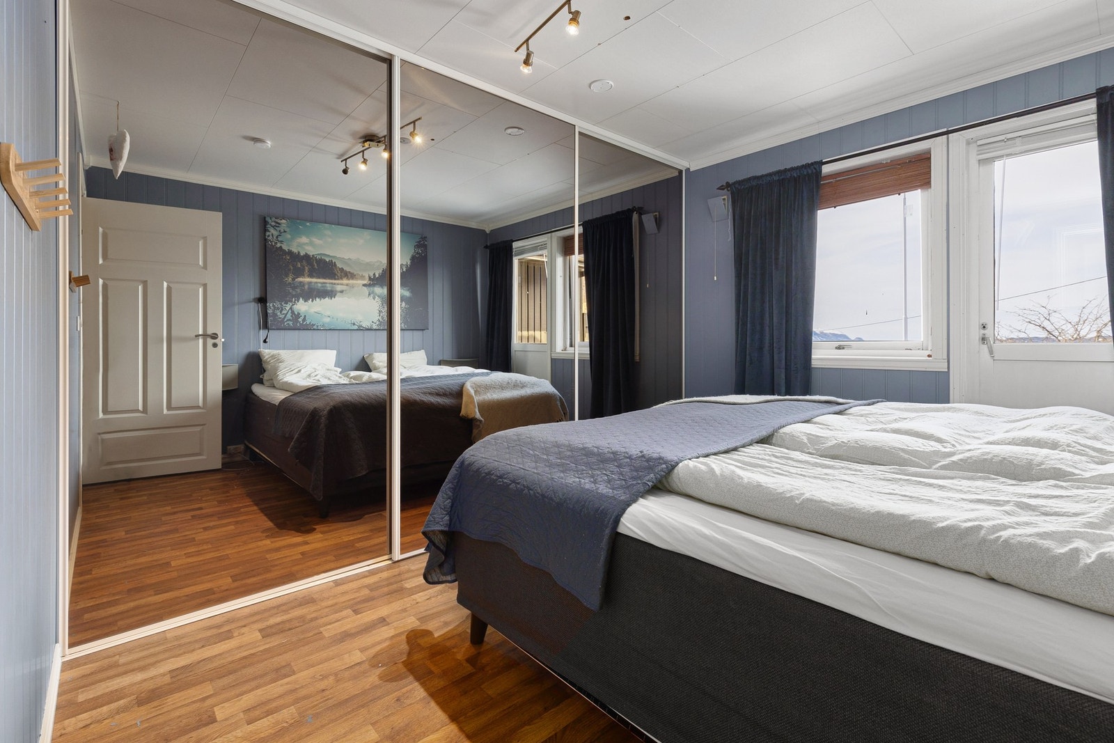 I 1. etasje er det 5 gode soverom. Dette er benyttet som hovedsoverom, og har skyvedørsgarderobe samt utgang til veranda. Galleribilde