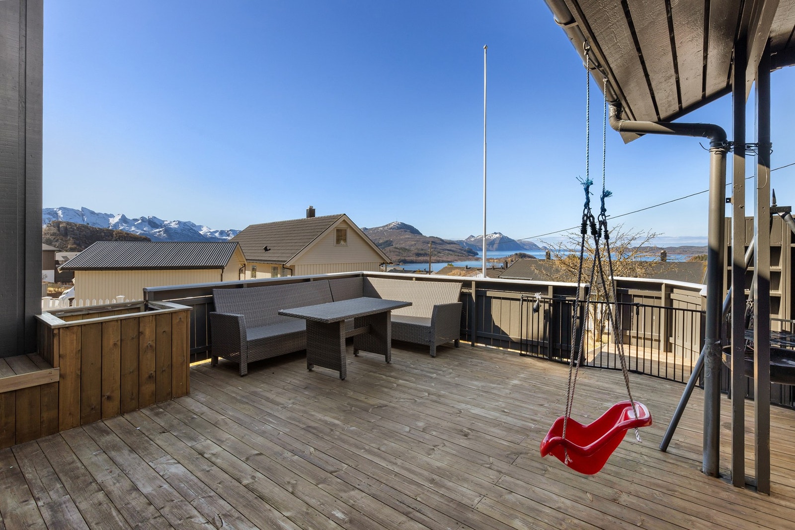 Utgang fra stue og et av soverommene til lun vestvendt veranda. Galleribilde