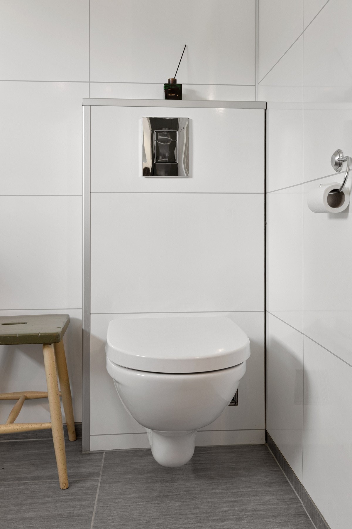 Vegghengt toalett. Det er 2 sluker på dette badet, men dusjgarnityr er tatt bort. Galleribilde