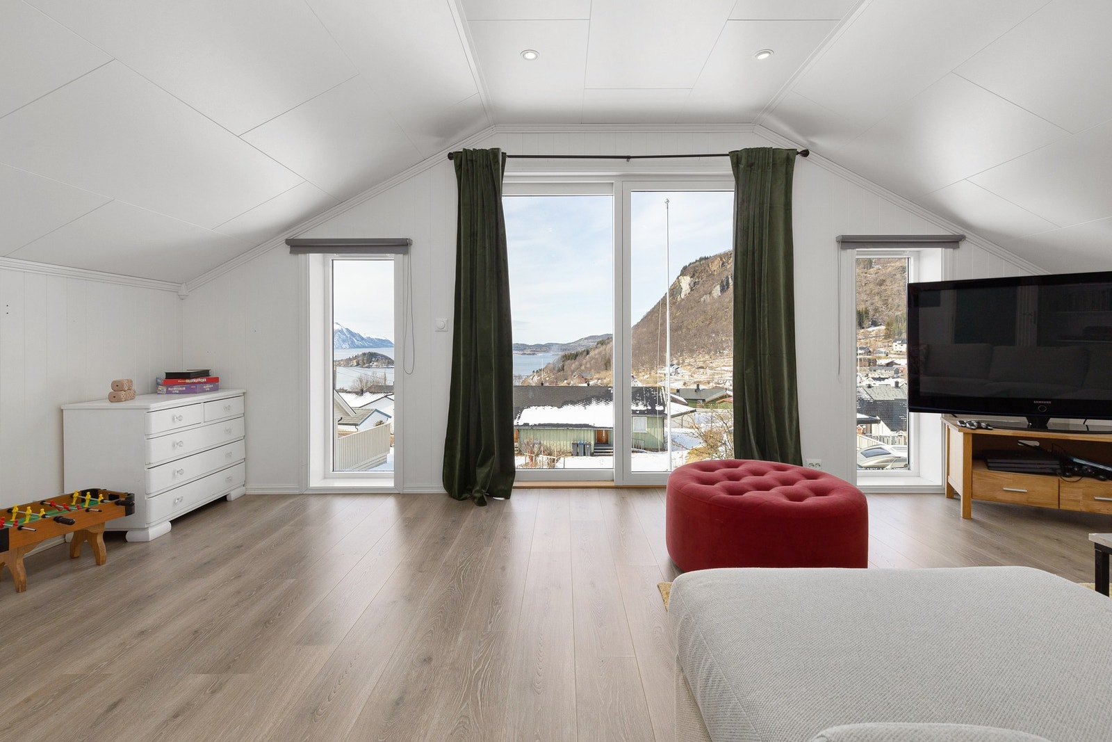 Herlig loftstue med store vindusflater og upåklagelig utsikt. Downlights i himling. Galleribilde