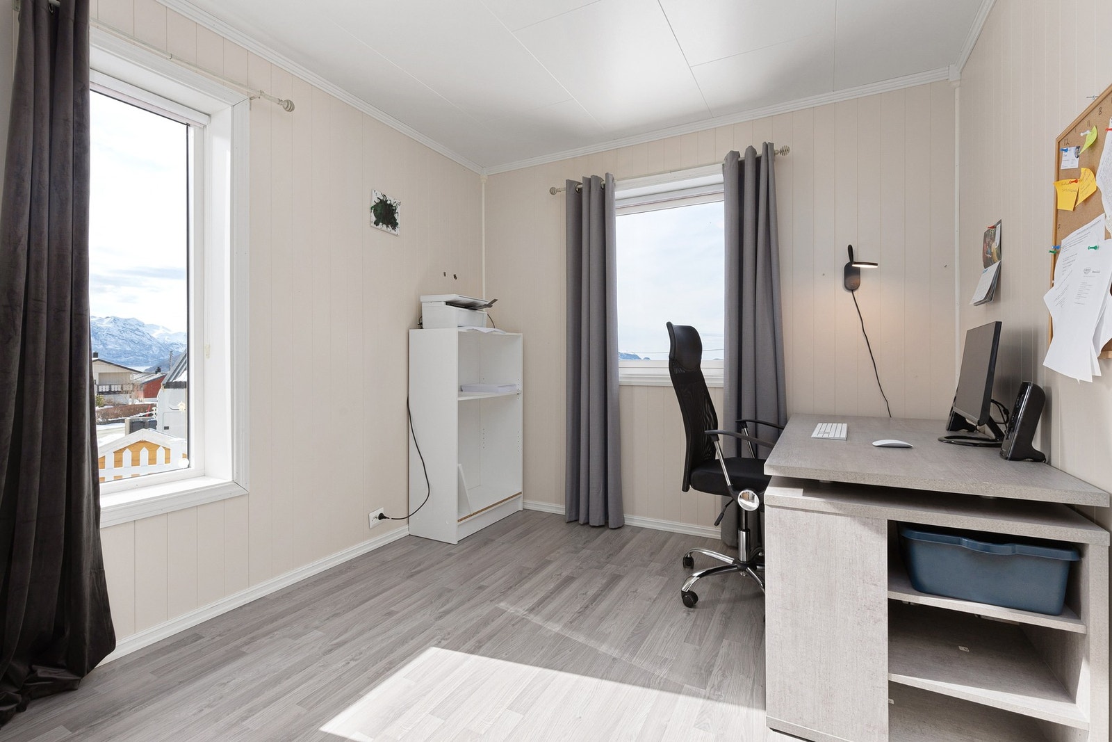 Soverom nr. 4 - benyttet som kontor. Det er ytterligere et soverom som benyttes som bod i dag (ikke avbildet). Galleribilde