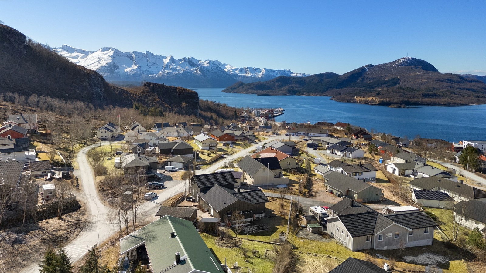 Populært boligområde på Ørnes med kort vei til skole, barnehage, sentrum m.m. Galleribilde