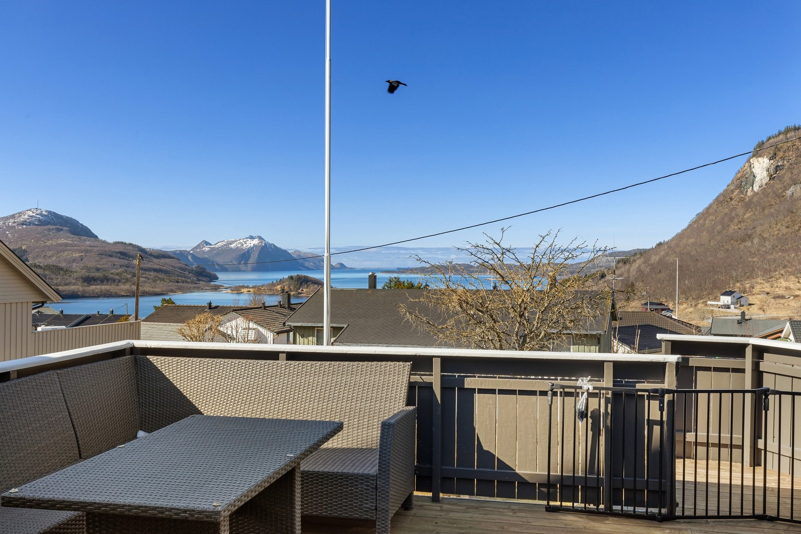 Vestvendt veranda med flott utsikt og fin solgang utover ettermiddag/kveld. Galleribilde