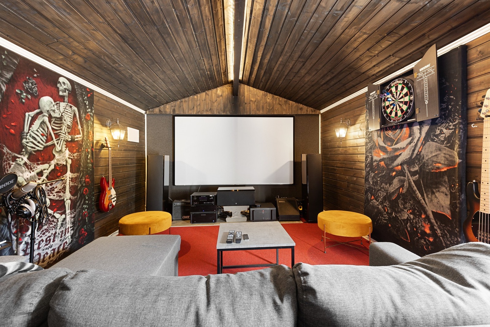 Isolert garasje på ca. 19 m² som i dag er innredet som hjemmekino/studio. Inventar og utstyr kan medfølge mot tillegg/etter avtale. Galleribilde