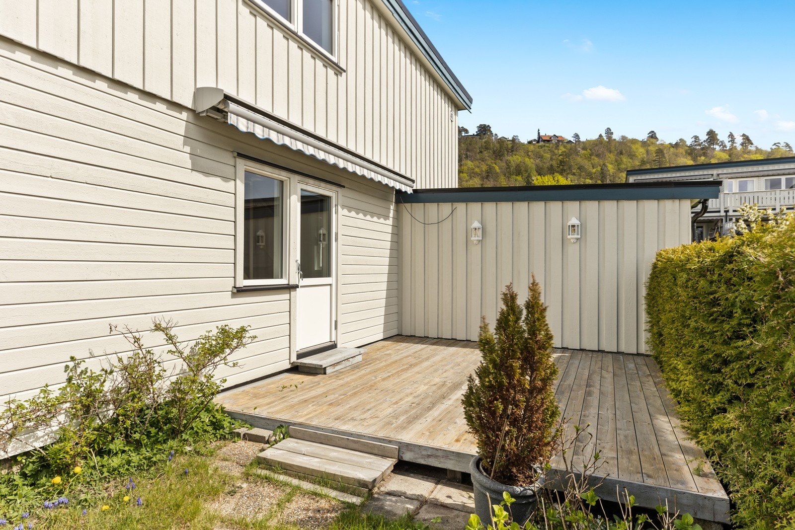 Fra stuens sidedør har du tilgang til markterrasse på 15 m². Galleribilde