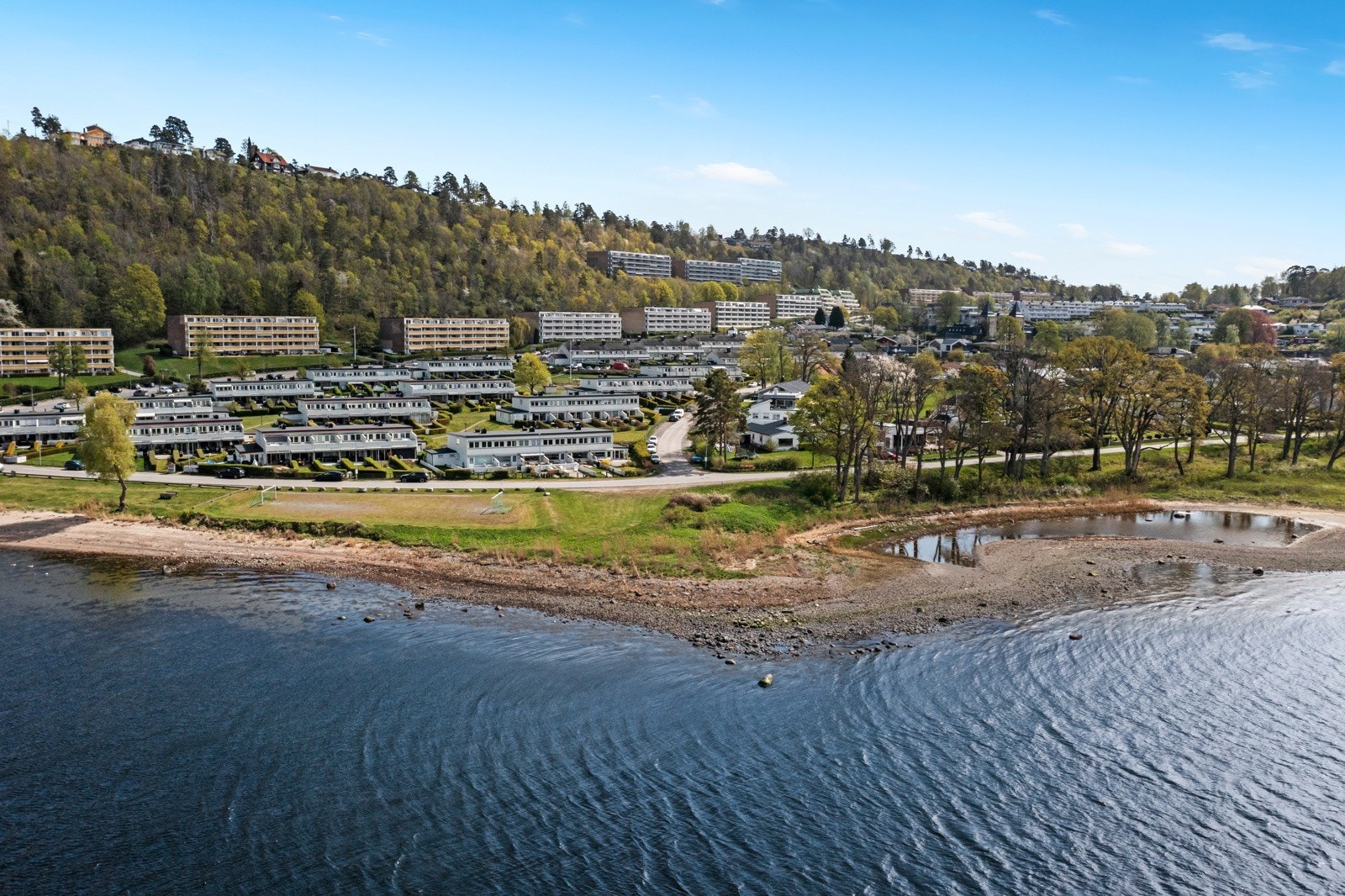 Det er ikke mange steder på Jeløy du bor så nærme vannet og har så mange flotte solnedganger. Galleribilde