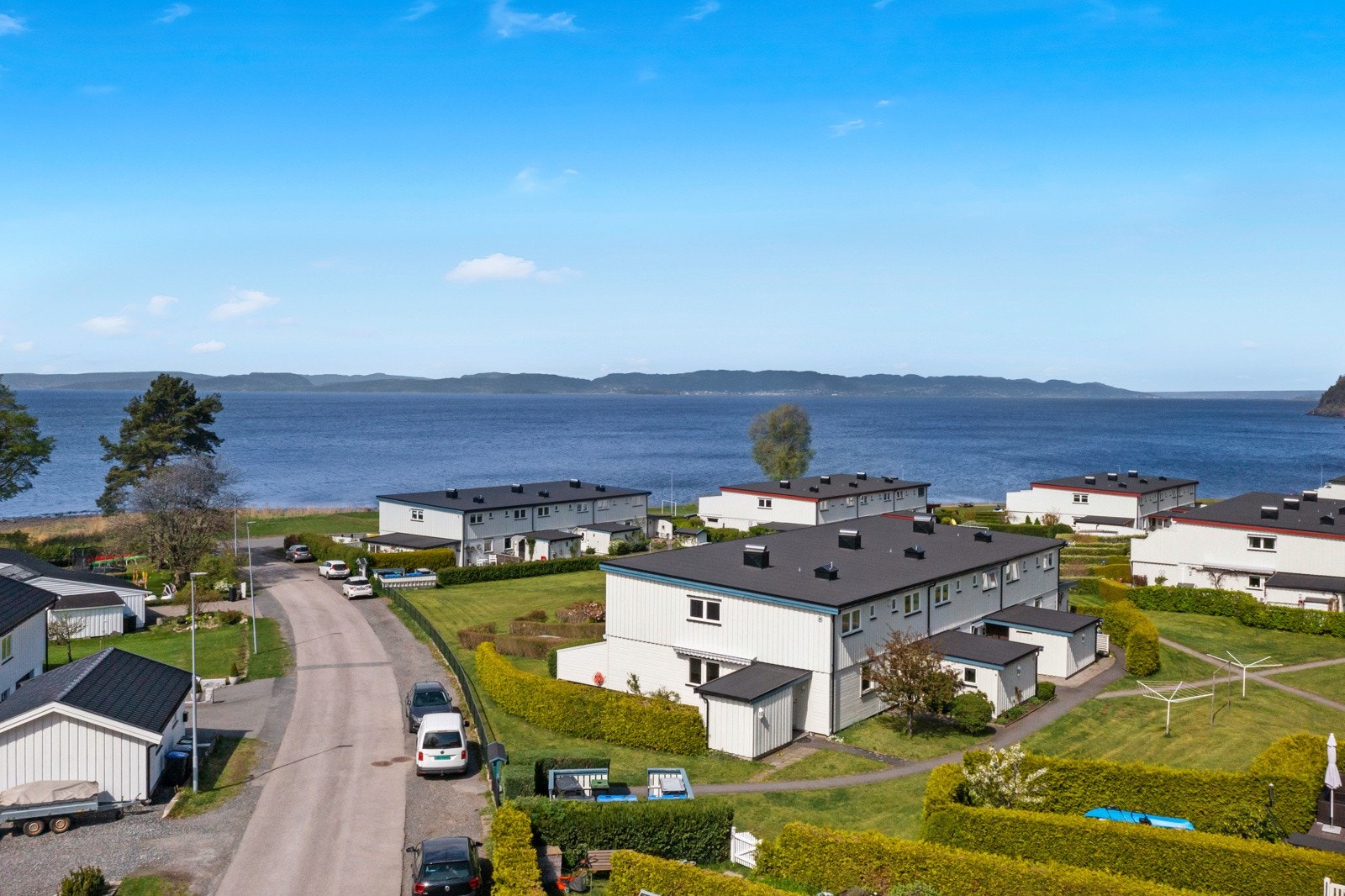 Tenk deg å bo med utsikt mot fjorden og ha enkel tilgang til sjøen og stranden. Galleribilde