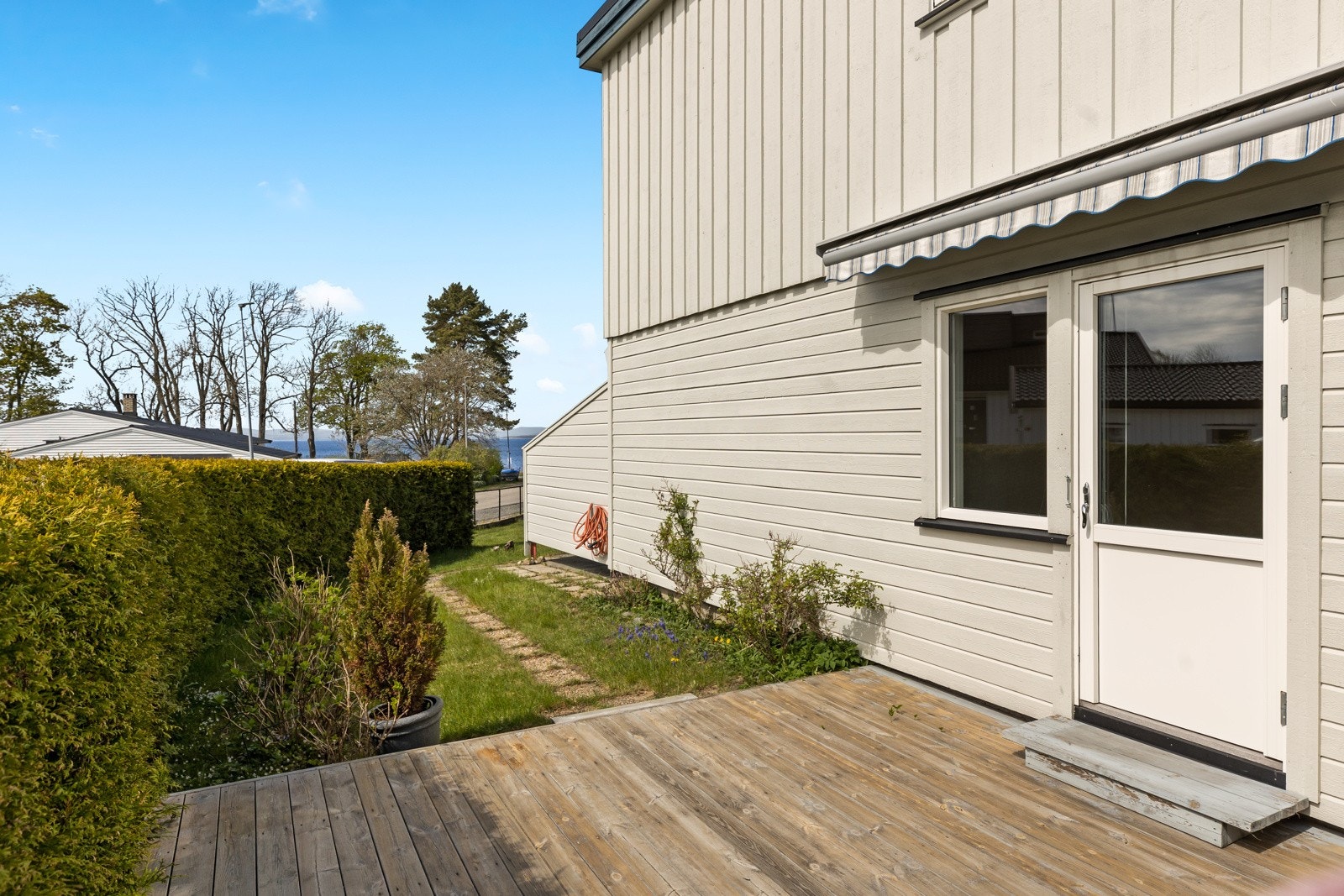 Begge markterrassene har levegger og hekk som skjermer for innsyn og vind. Galleribilde