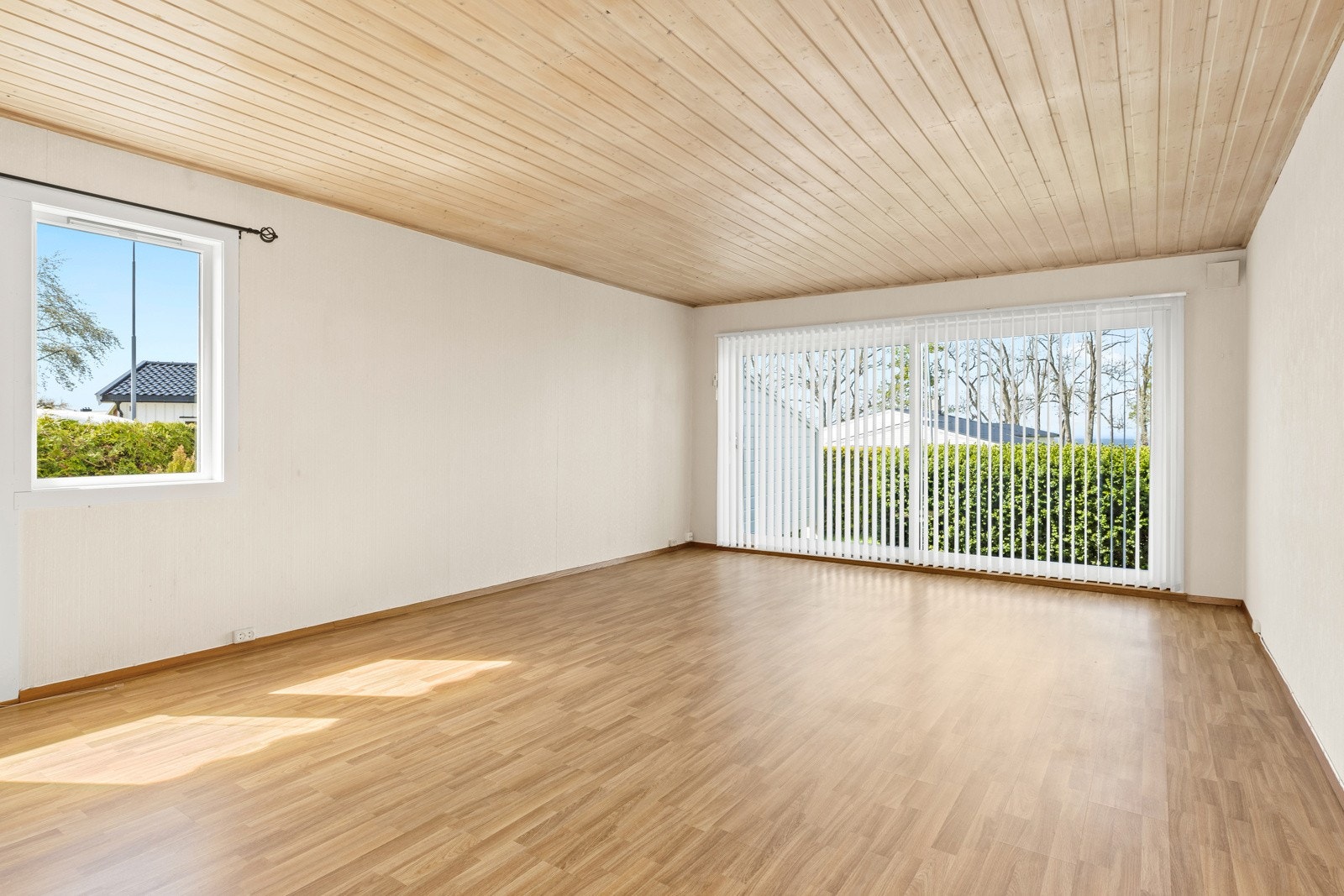 Stuens rektangulære planløsning gjør den enkel å møblere. Galleribilde