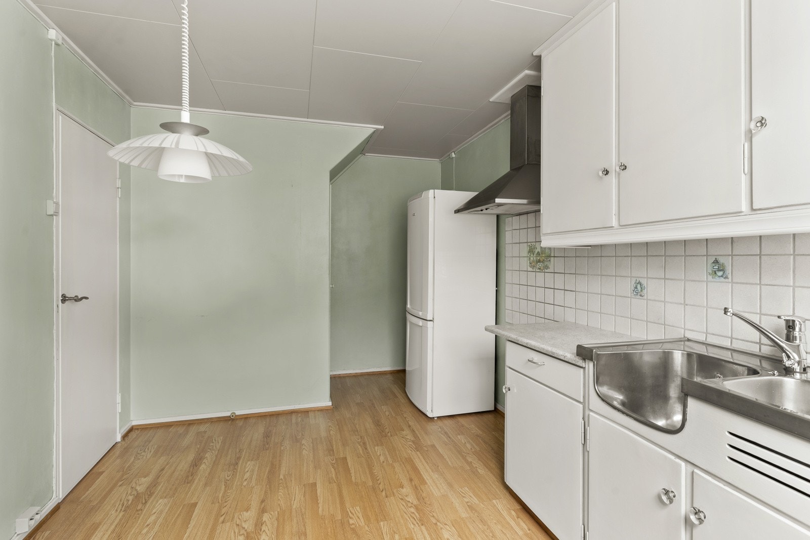 Det som er viktig, er at kjøkkenet er lukket og adskilt fra stuen, noe som gjør det til et fint arbeidsrom. Her er det god plass til å sette inn ny innredning hvor du vil få godt med oppbevaringsplass og gode arbeidsflater. Galleribilde