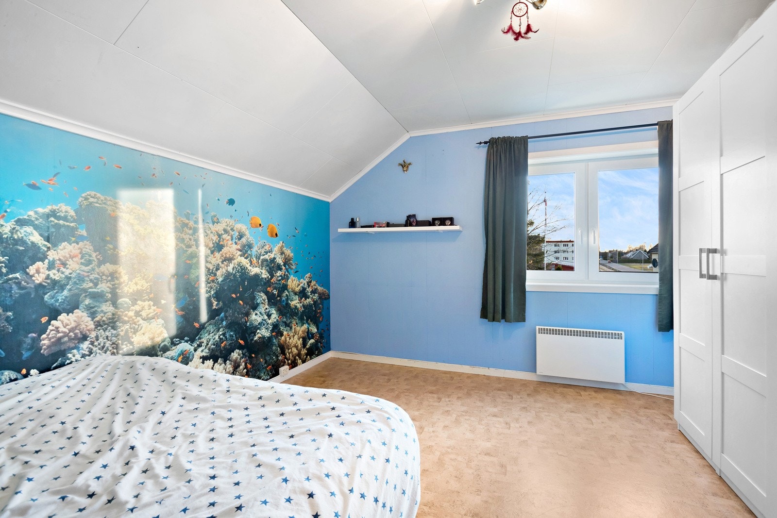 RIkelig med naturlig lys. Garderobe på plass i soverommet. Galleribilde