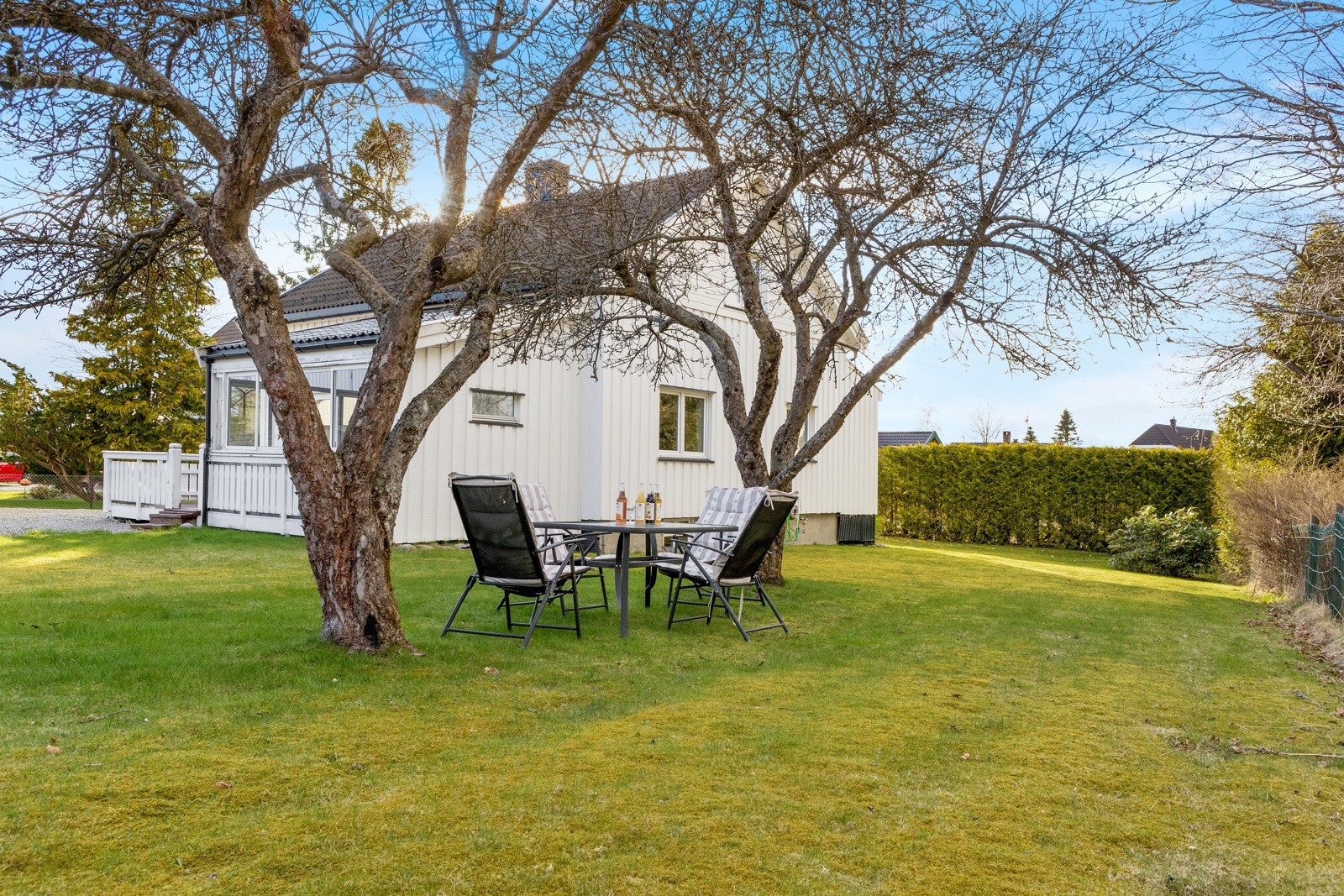 Herlig hage med stor gressplen. Her er det stor boltreplass for hele familien Galleribilde