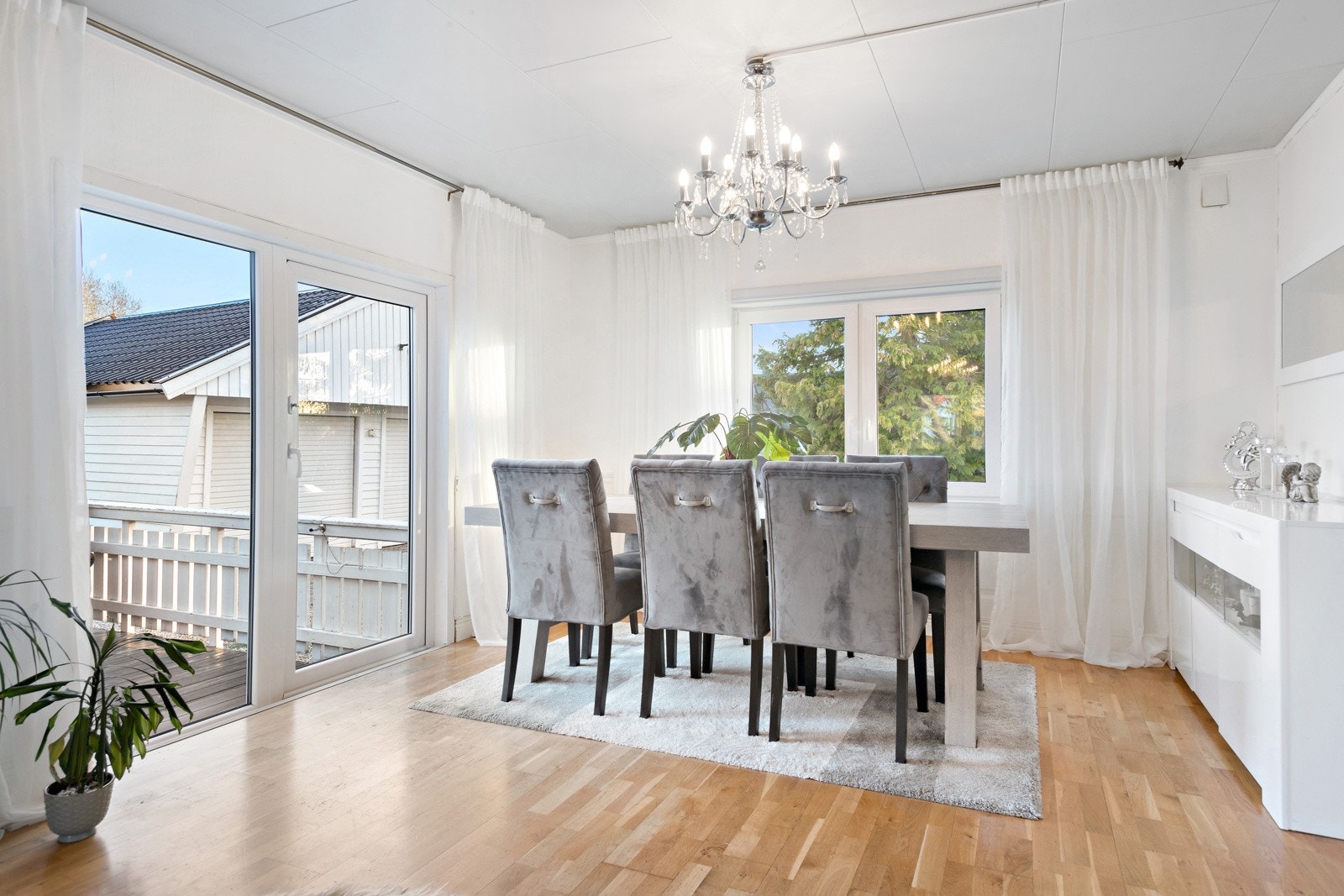 Spisegruppe i tilknytning til utvendig terrasse Galleribilde