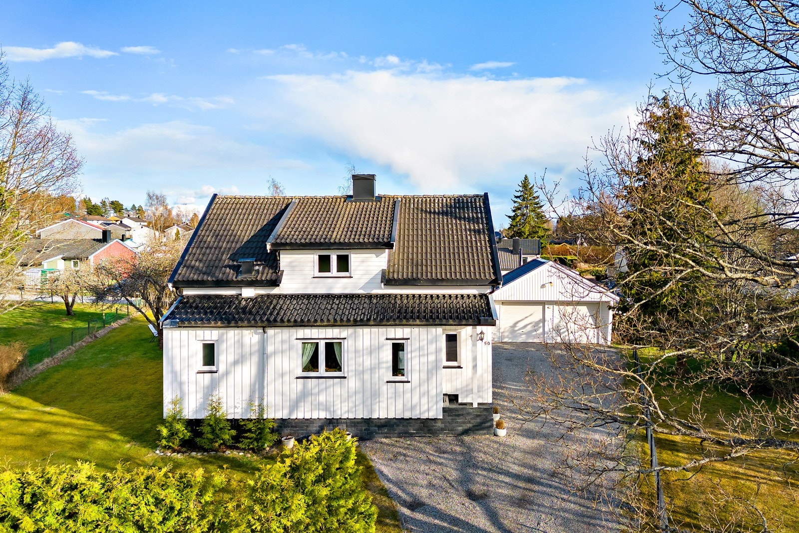 Velkommen til Trøgstadveien 50! En stor og sjarmerende enebolig med stor hage bare 1,8km fra sentrum. Egen inngang til kjeller og dobbeltgarasje på tomten. Bør sees! Galleribilde