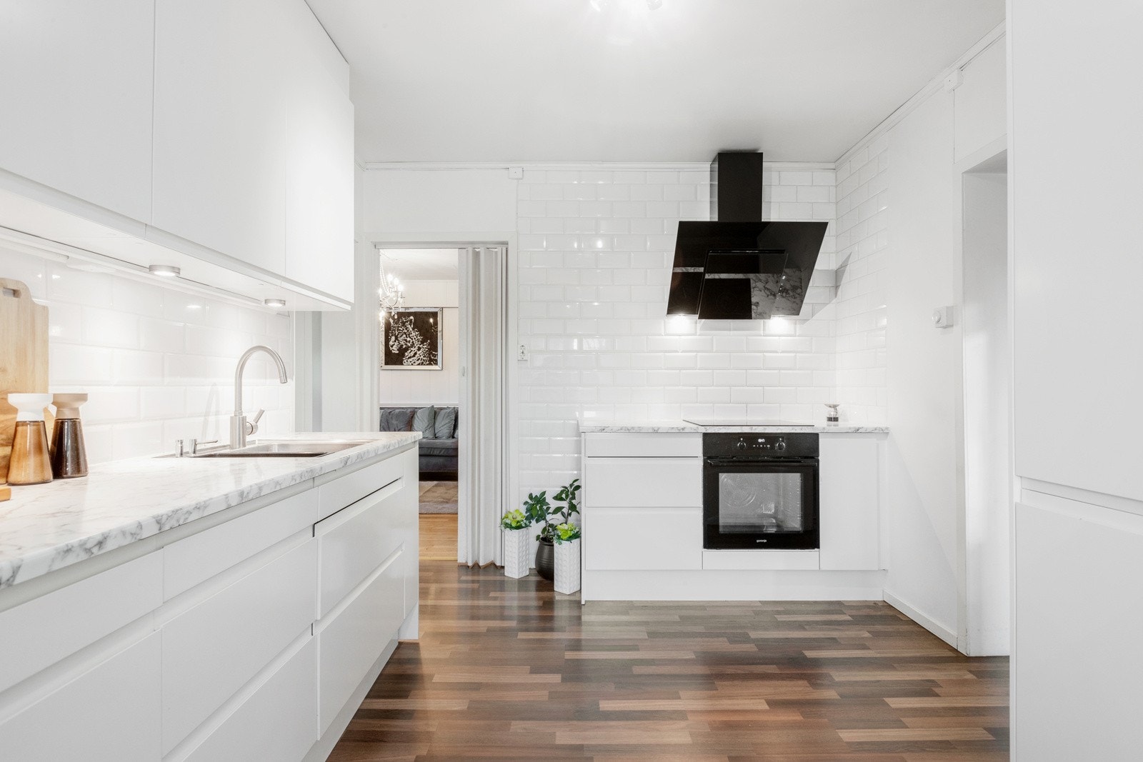 Rikelig med skap og benkeplass Galleribilde