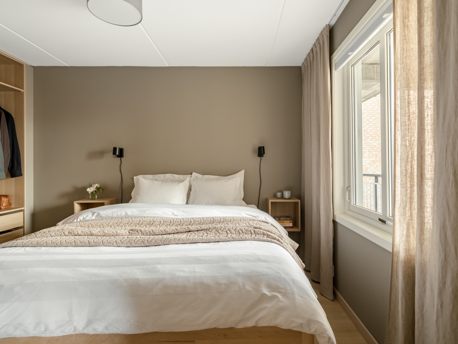 Hovedsoverommet er av veldig god størrelse, med rikelig med plass til både dobbeltseng, nattbord og garderobe. Galleribilde