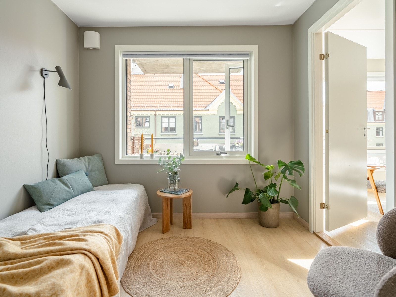 De store vindusflatene vender mot vestlig himmelretning. Galleribilde
