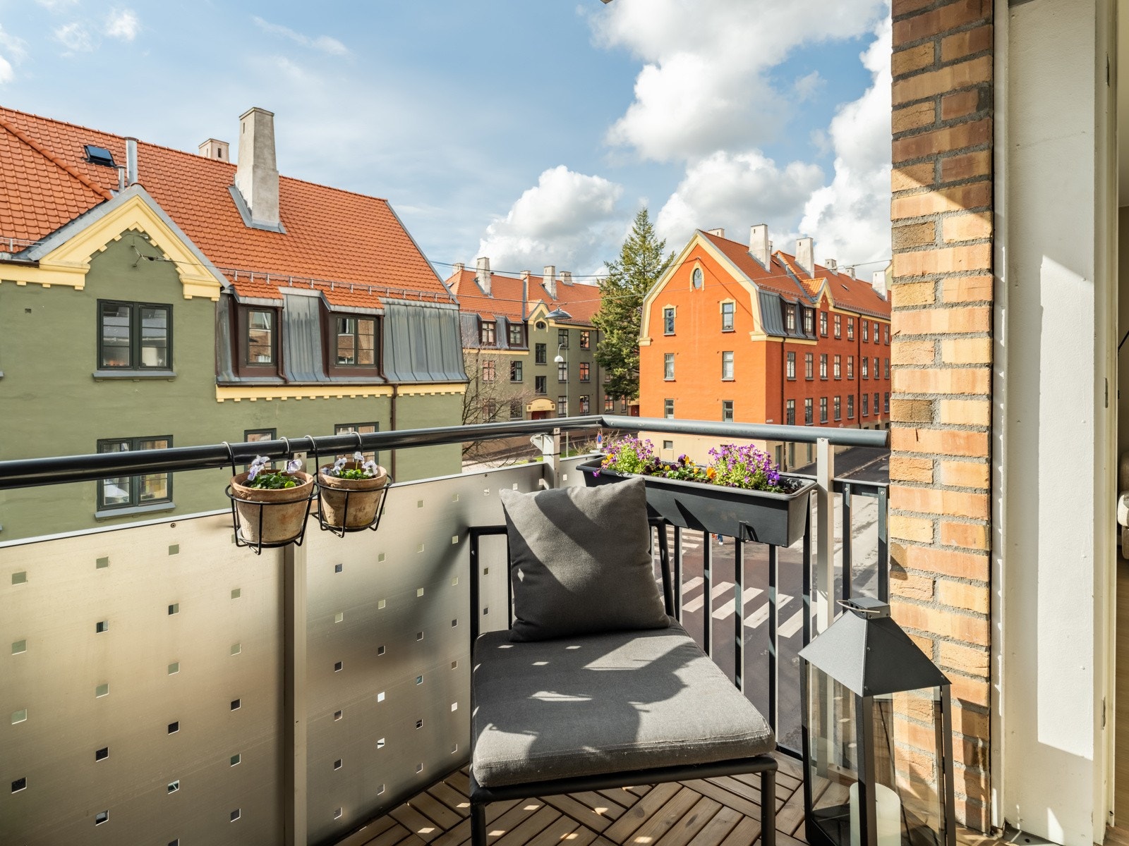 Du har også fint utsyn over den ærverdige bebyggelsen til Det Rivertzske Sameiet. Galleribilde