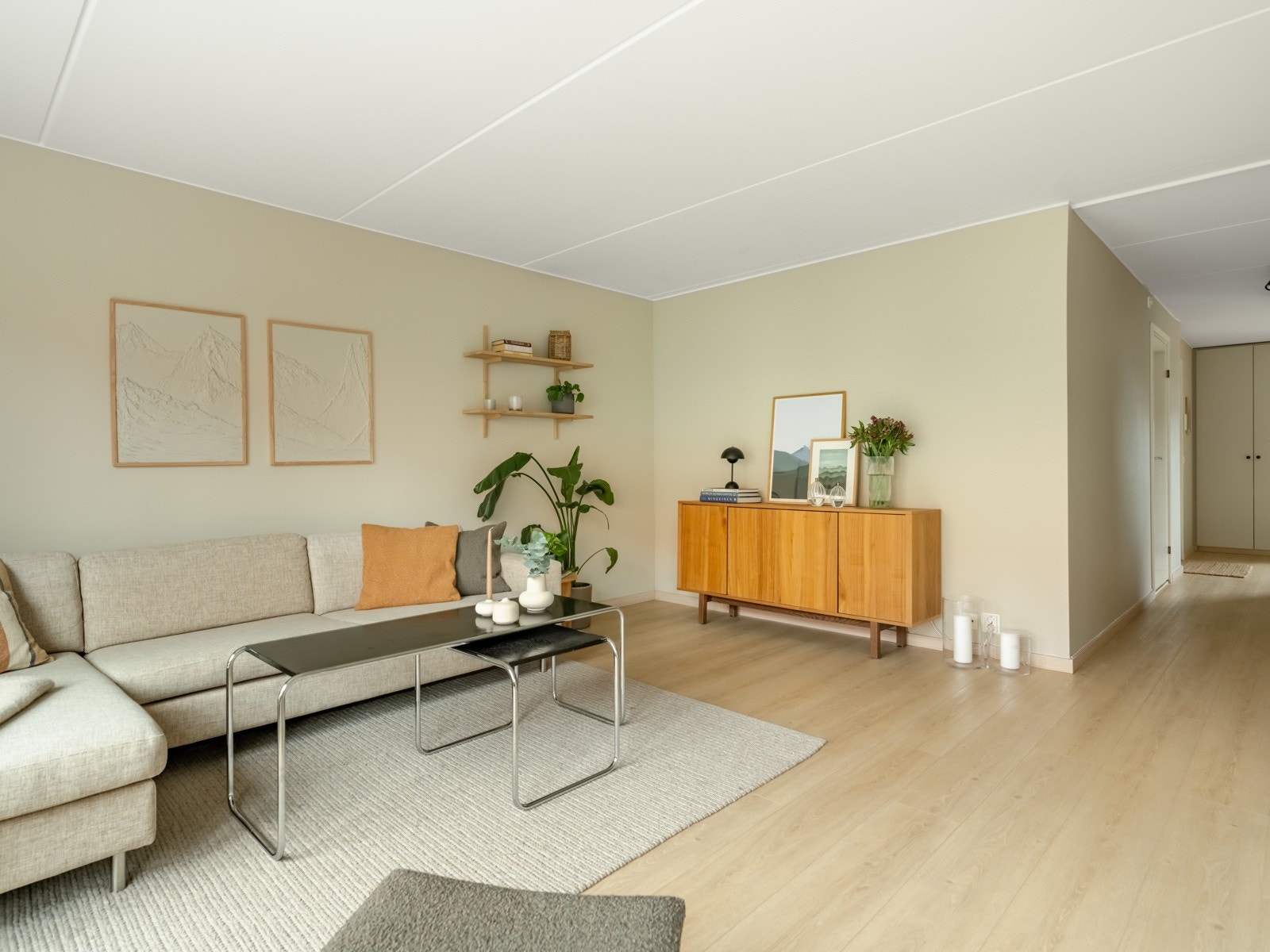 Ettersom spisebordet finner sin naturlige plass ved kjøkkenet, kan stuen enkelt innredes med så stor sofa du bare vil. Galleribilde