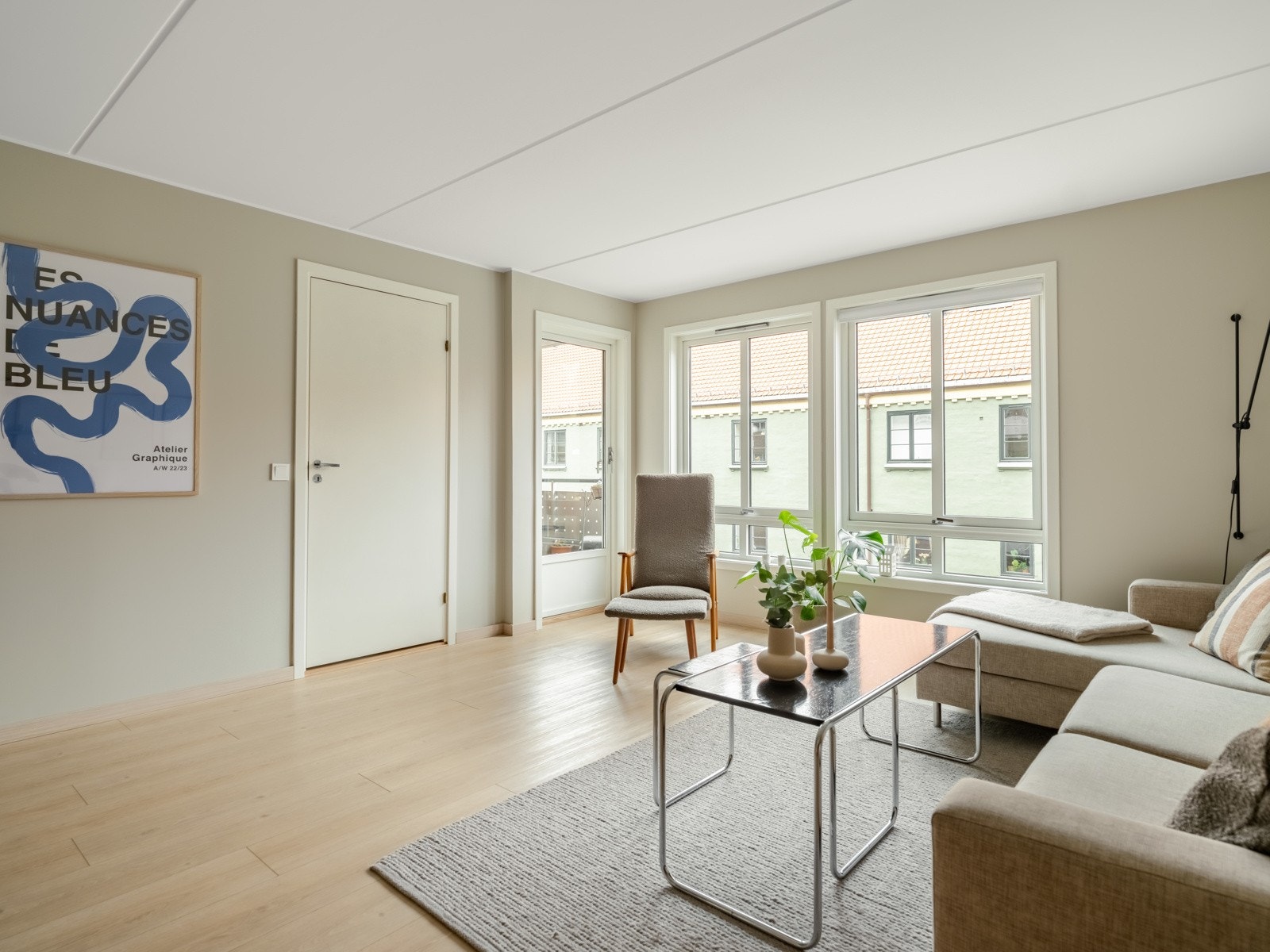 Store vindusflater slipper inn nydelig dagslys inn i rommet. Galleribilde
