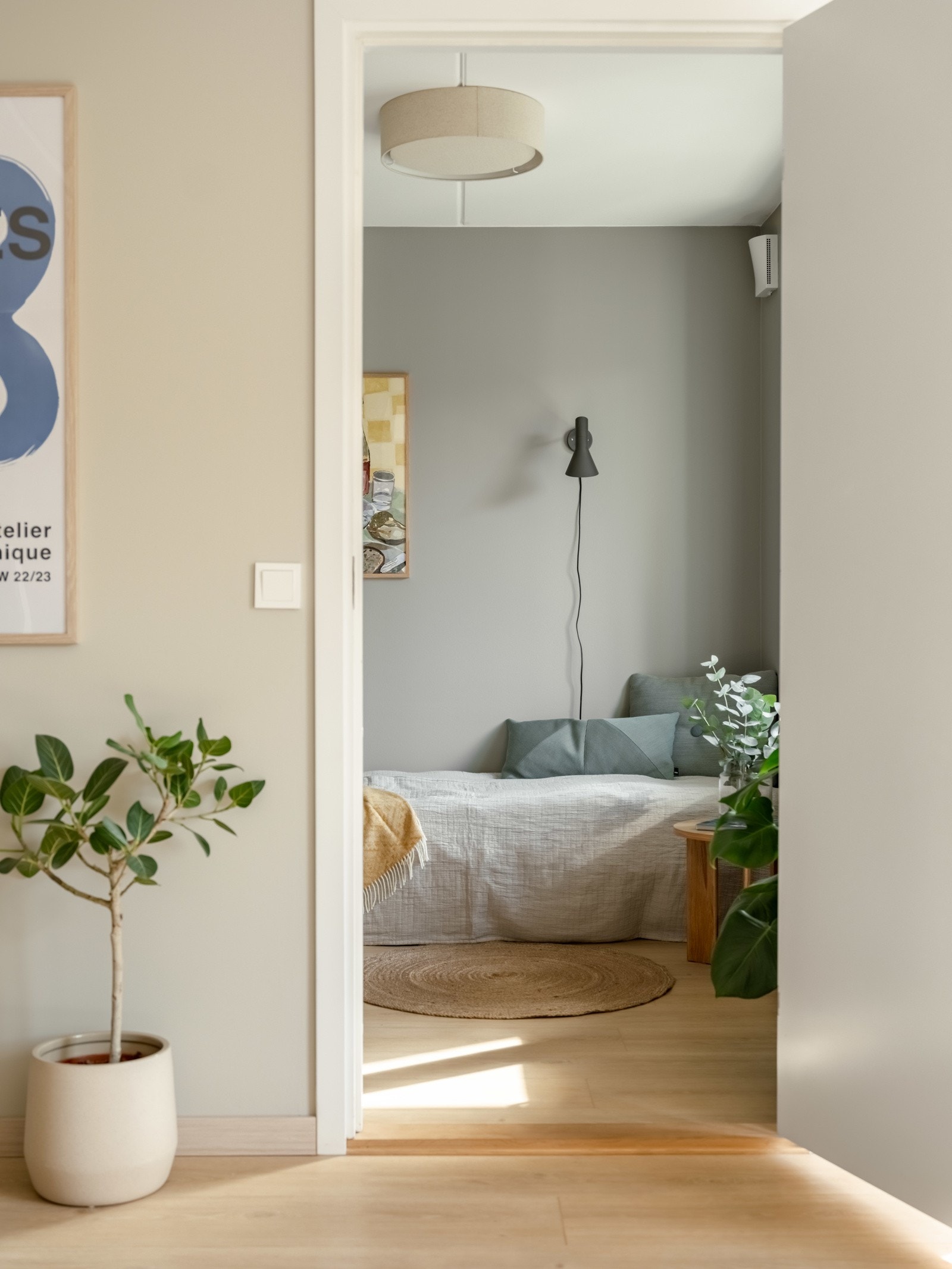 Fra stuen finner vi det første av i alt to soverom. Galleribilde