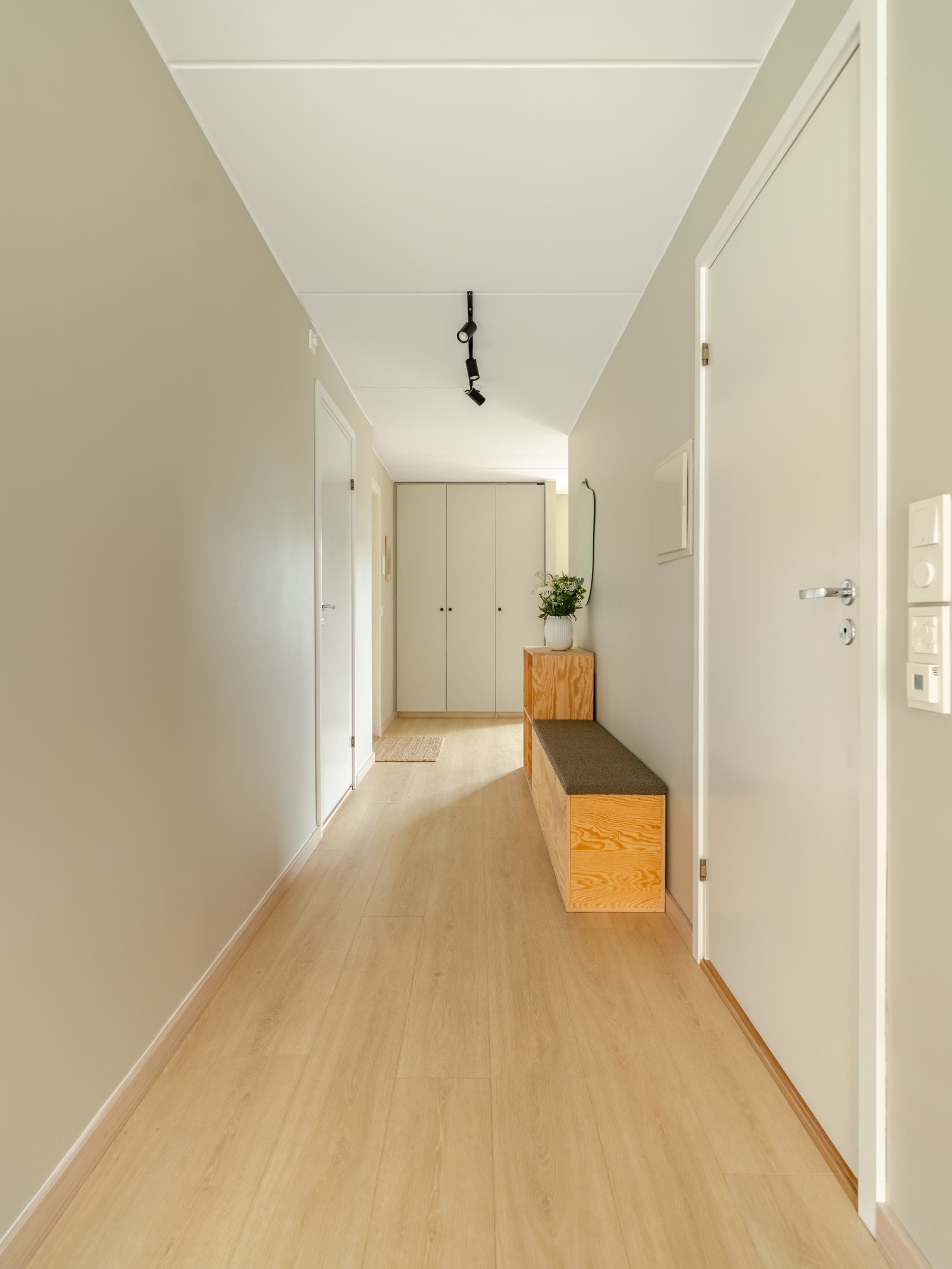 I gangen utenfor er det bra med plass til sittebenk og kommode. Galleribilde