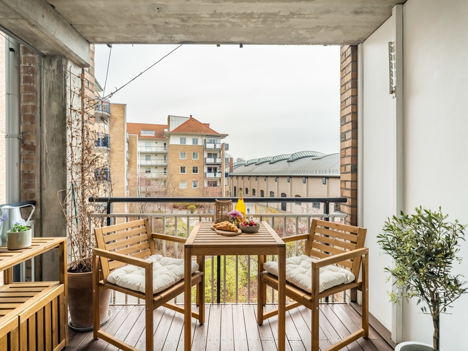 Her er det plass til spisebord og større grill, om du heller vil ha det her. Da kan den vestvendte balkongen på andre siden ene og alene benyttes til sol og avslapning. Galleribilde