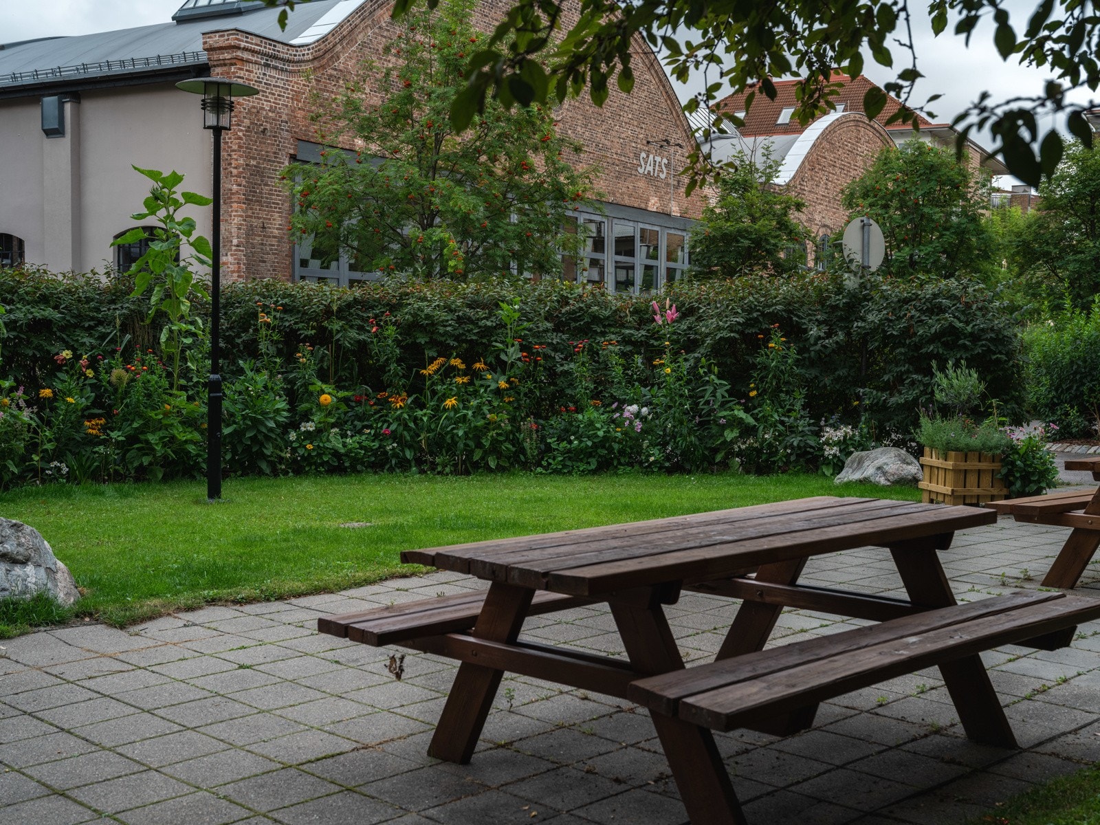 Her er det sittegrupper for alle aldre, samt lekestativer for de minste. Galleribilde