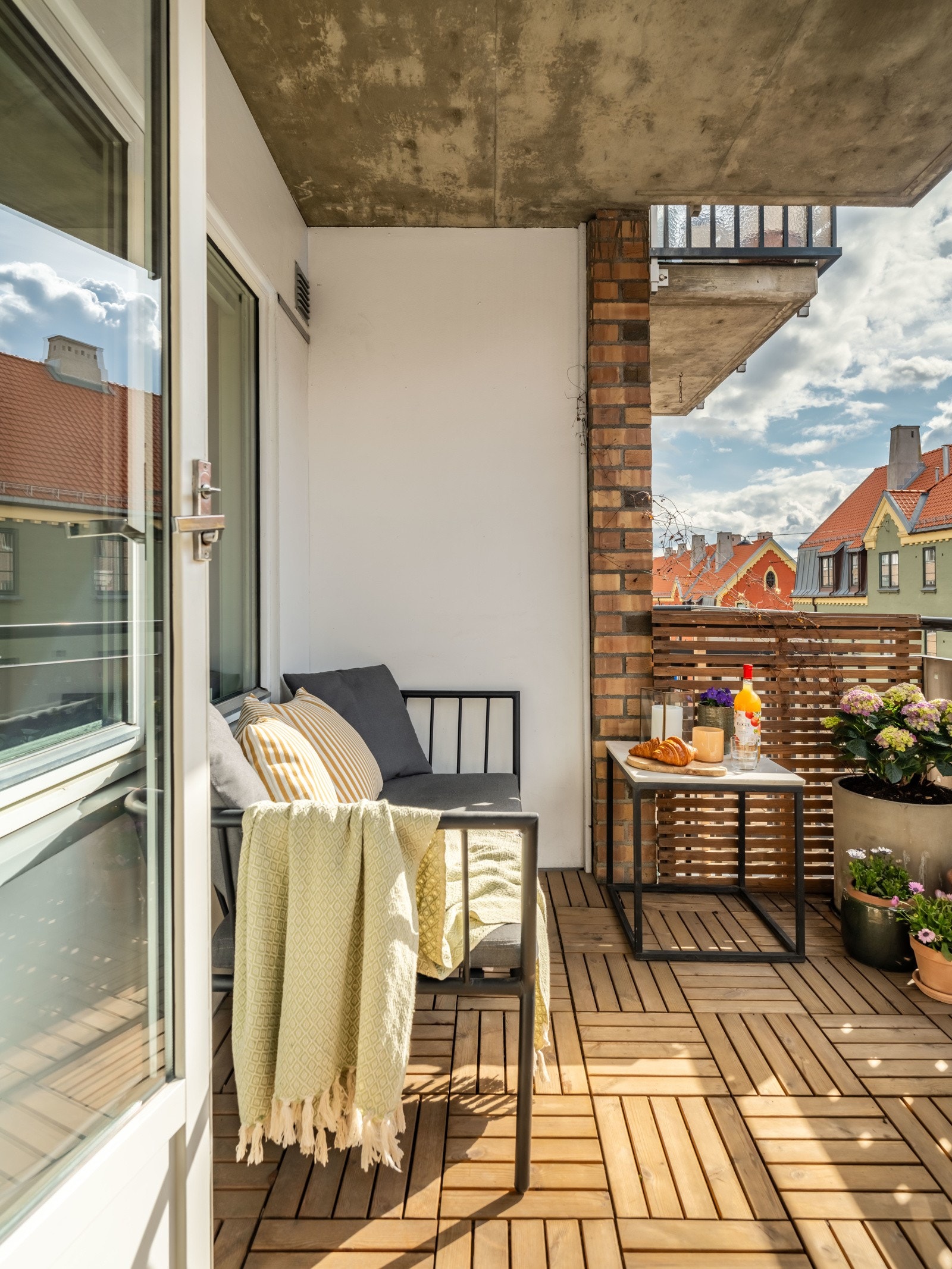 Fra stuen finner vi utgangen til leilighetens vestvendte balkong. Galleribilde