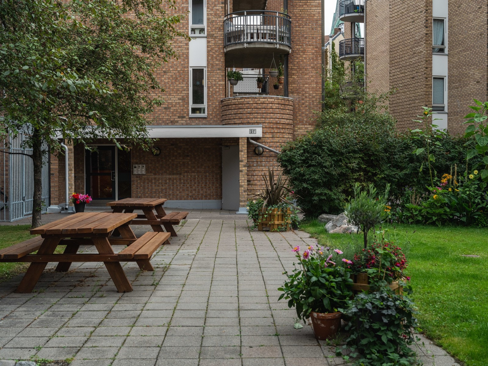 Rett utenfor er det et nydelig gårdsrom til glede for beboerne. Galleribilde