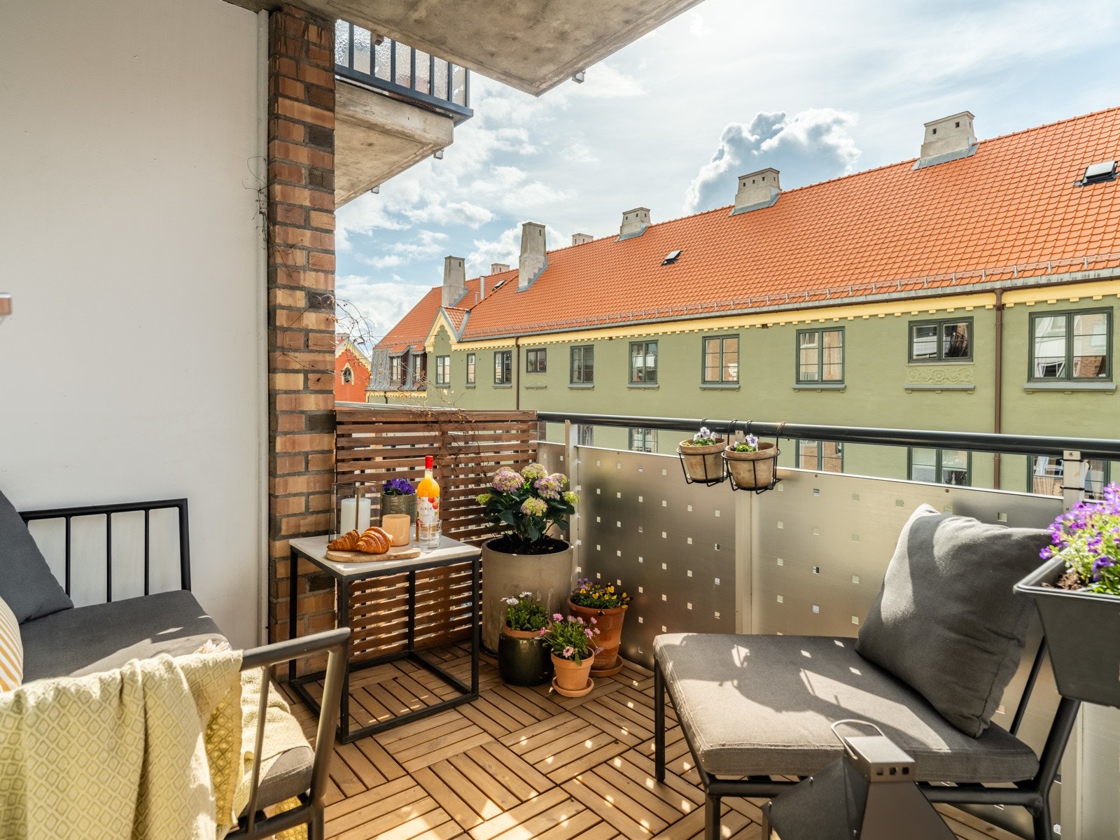 Denne er målt til 5,3 kvm, så det er plass til både sittegruppe og grill her ute. Galleribilde