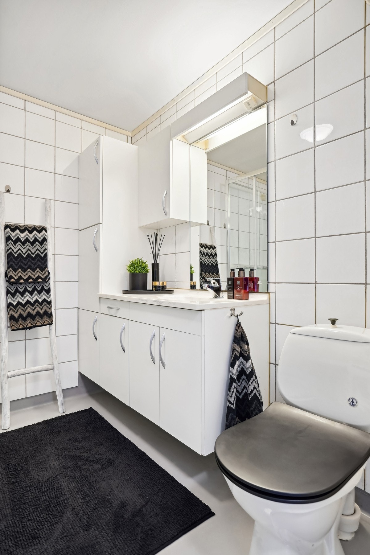 Malt gulv, delvis flislagte vegger og malt tak. Galleribilde