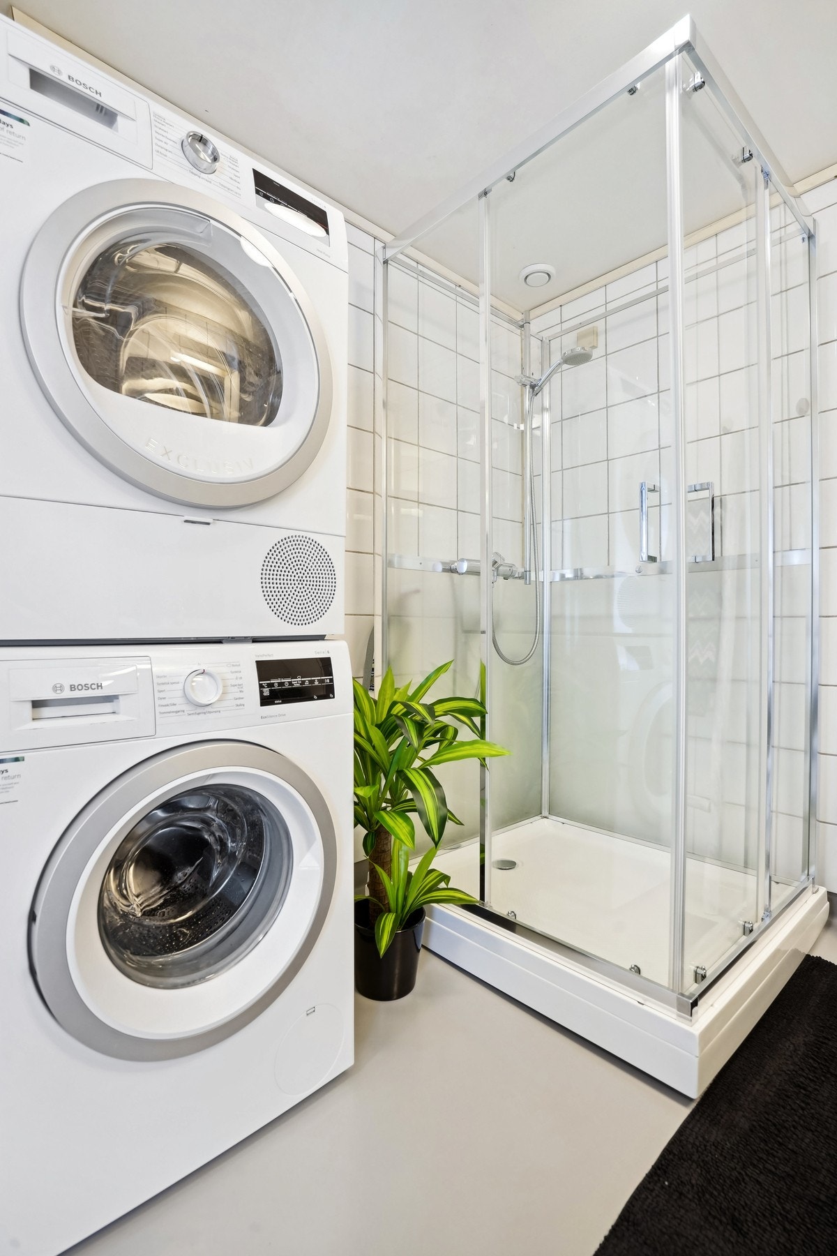 Badet har innredning med nedfelt servant, frittstående toalett, dusjkabinett og opplegg for vask/tørk. Galleribilde